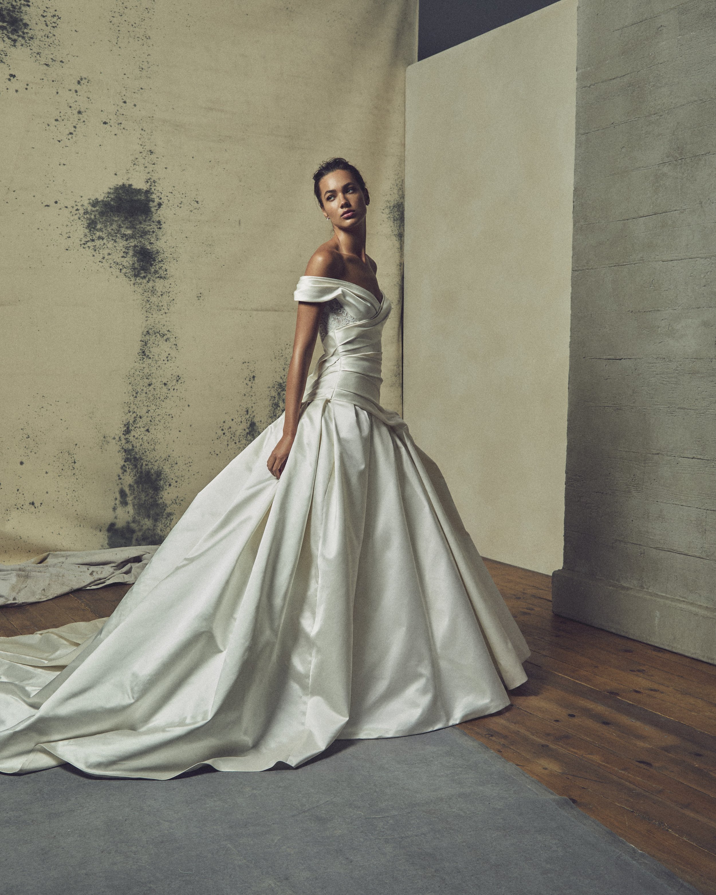 12_MoniqueLhuillierFall2027Bridal_EndlessLove.jpg