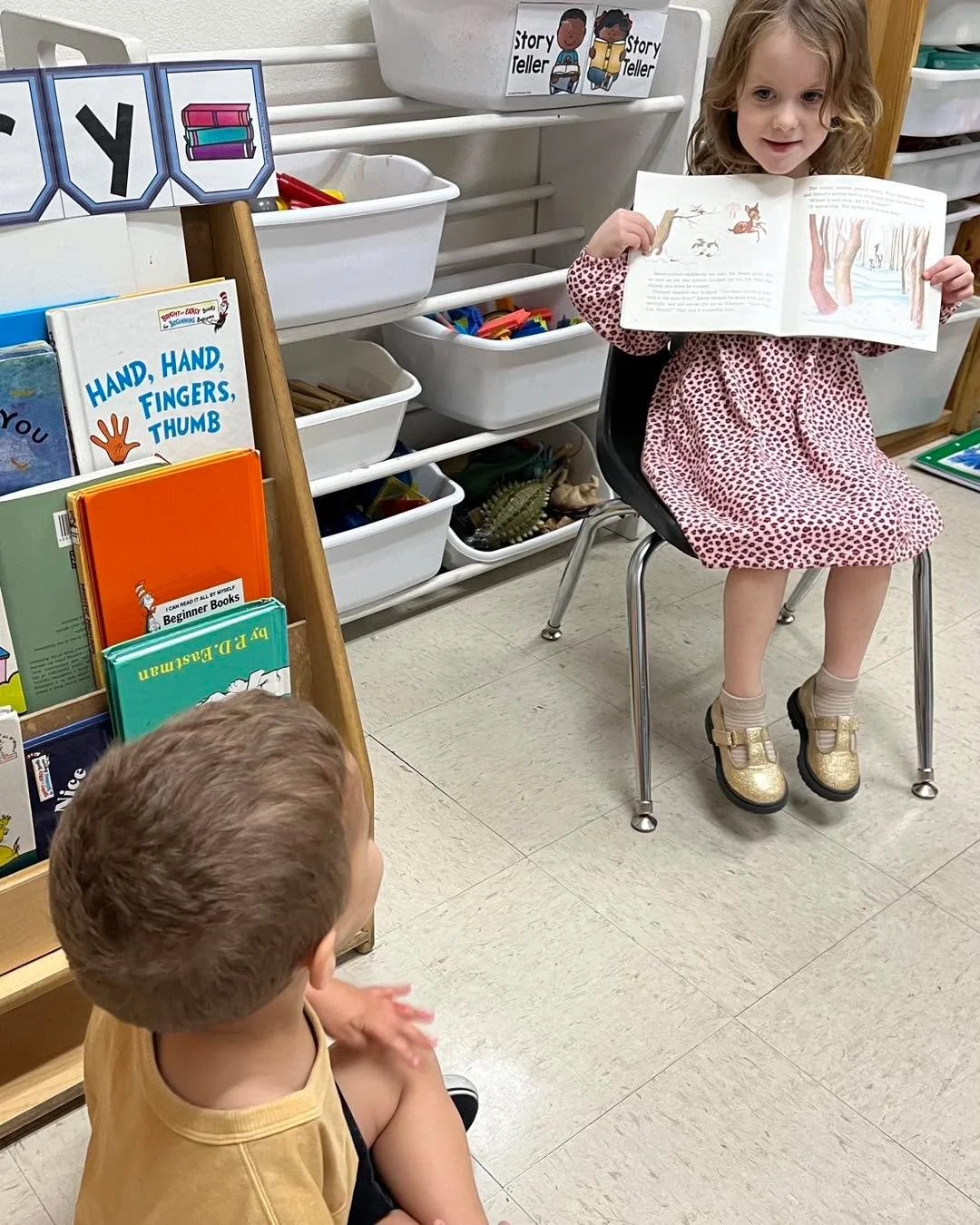 Ll is for Library! Our Little Green kids had a blast playing library 📚