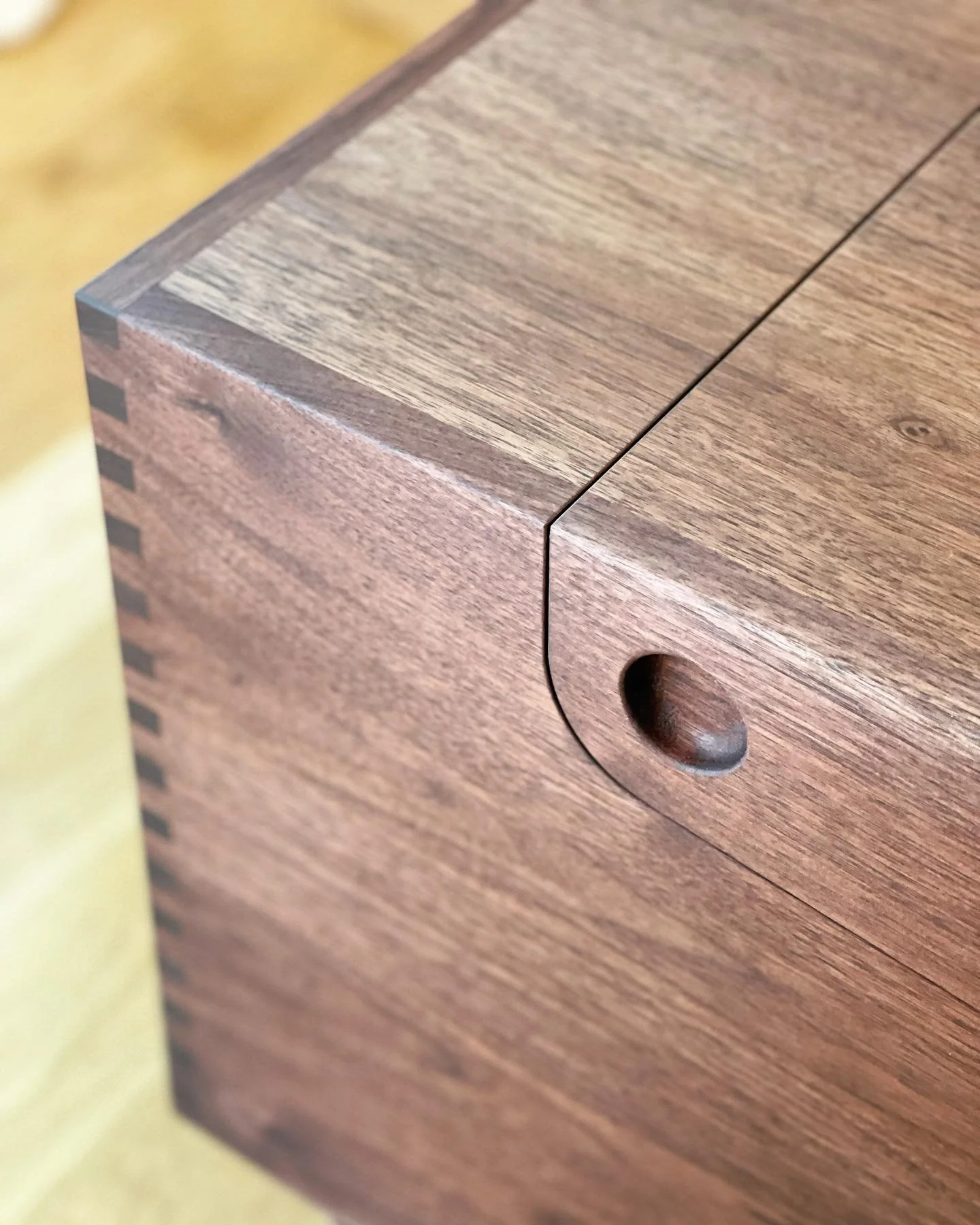 Walnut and box joints go well together. I mean walnut and just about anything go well to together am I right?

#cjbarcube