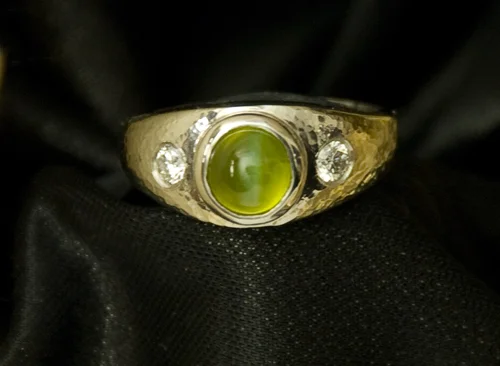 Ring platinum, cats eye, 2,50 ct. & 2 diamonds 0,10 each