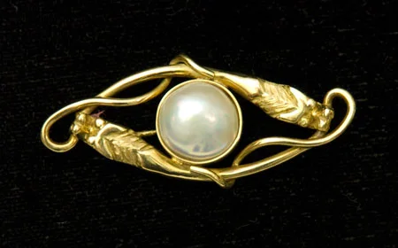 Brooch ◊ South Sea Button Pearl, 15mm diam. ◊ 18K Yellow Gold