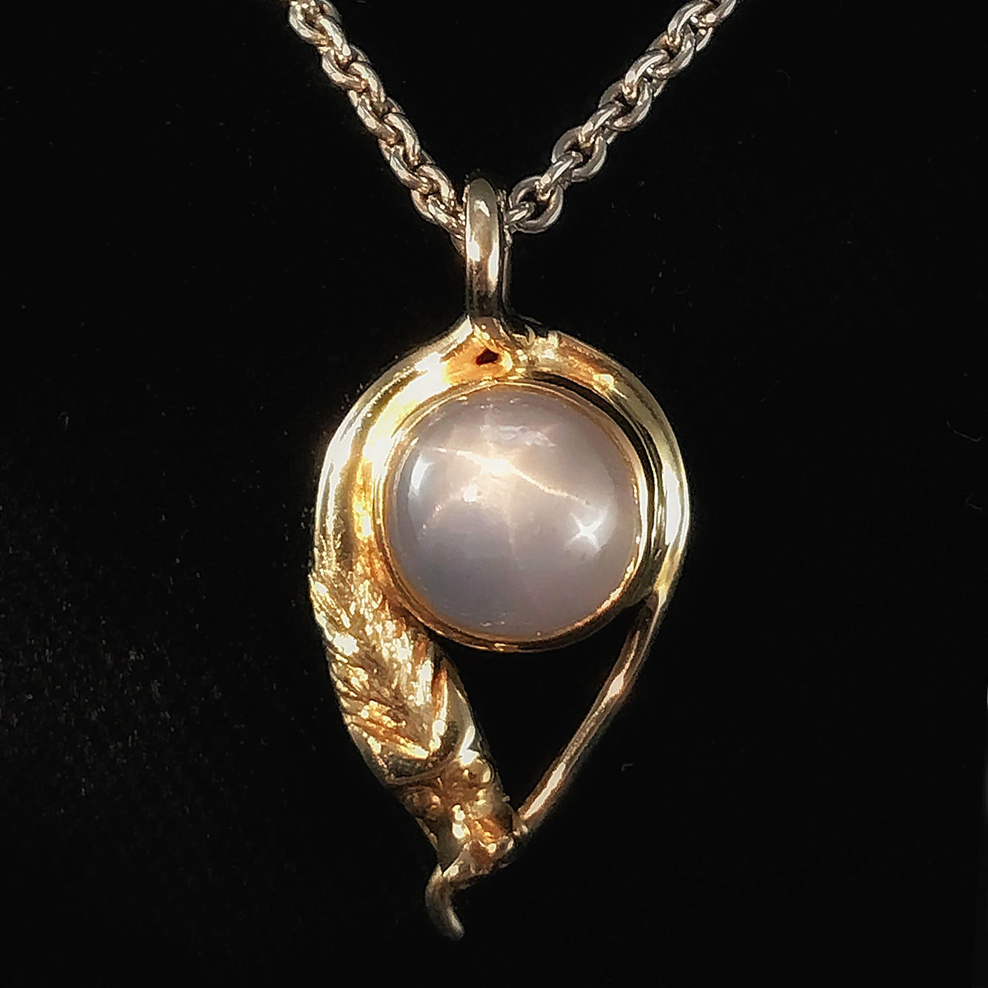 Dragon pendant, 18 kt. gold w. 5.1 ct Starsaphire.