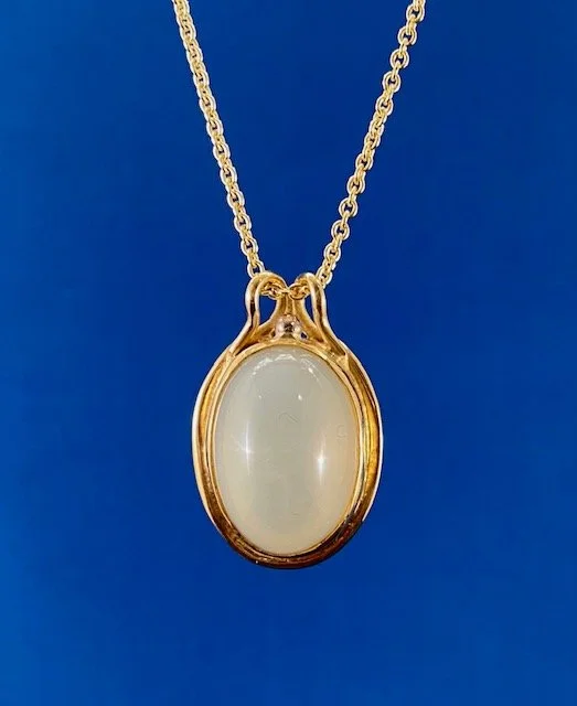 18 kt. Gold pendant with Moonstone.