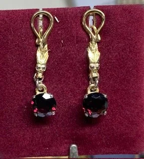 Dragon earrings 18kt. gold w. garnet ( 9 mm. diameter)