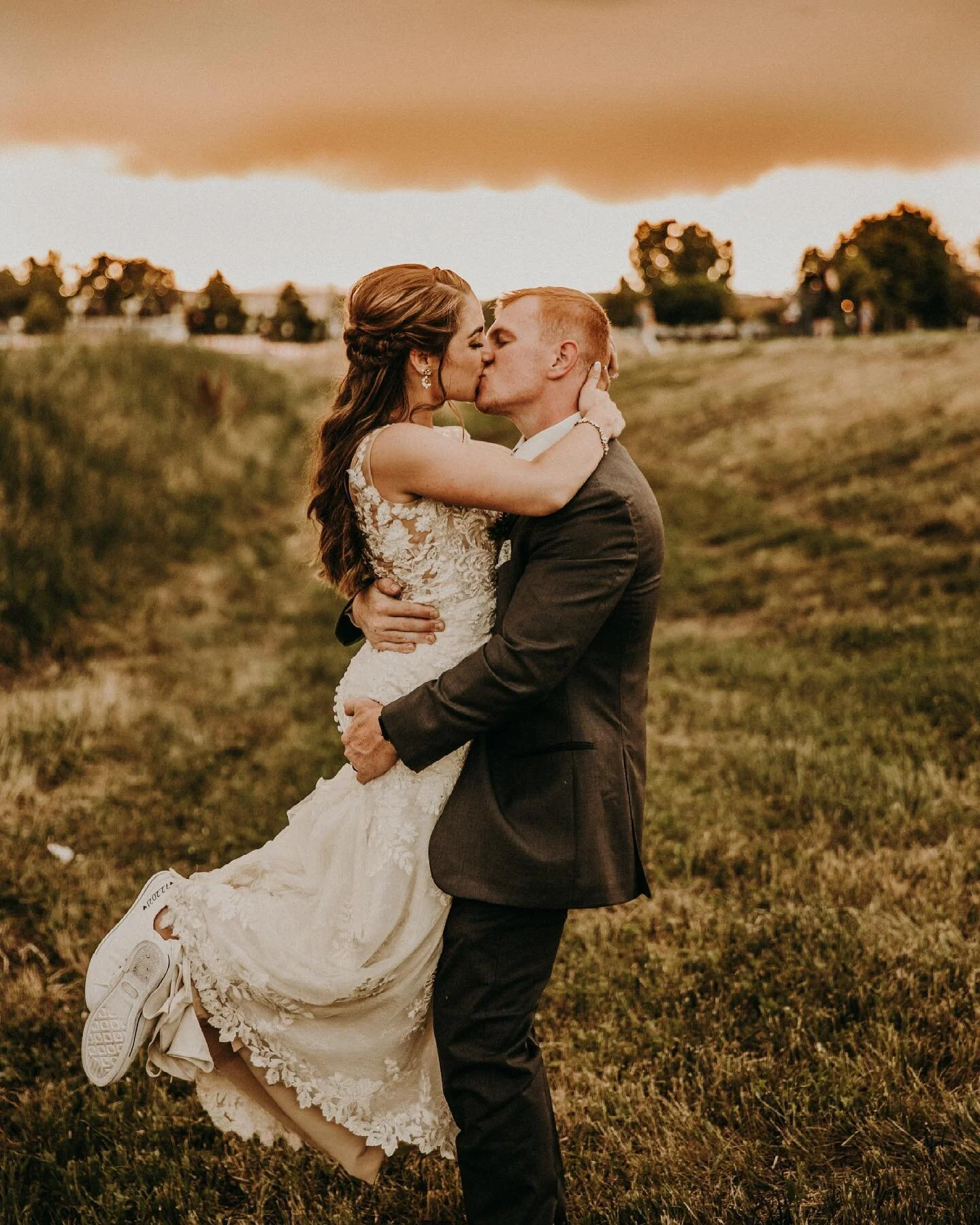 These two, their wedding day, THIS. SKY????!!!!!!!!!!!!!!! 
Dead. Cause of death: my creativity exploded because of how BEAUTIFUL THIS IISSSSSS 😍😍😍 In the moment I was like 👁👄👁 EXCUSE ME THIS DO BE ONE OF THE PRETTIEST SUNSETS IVE EVER SEEN GET