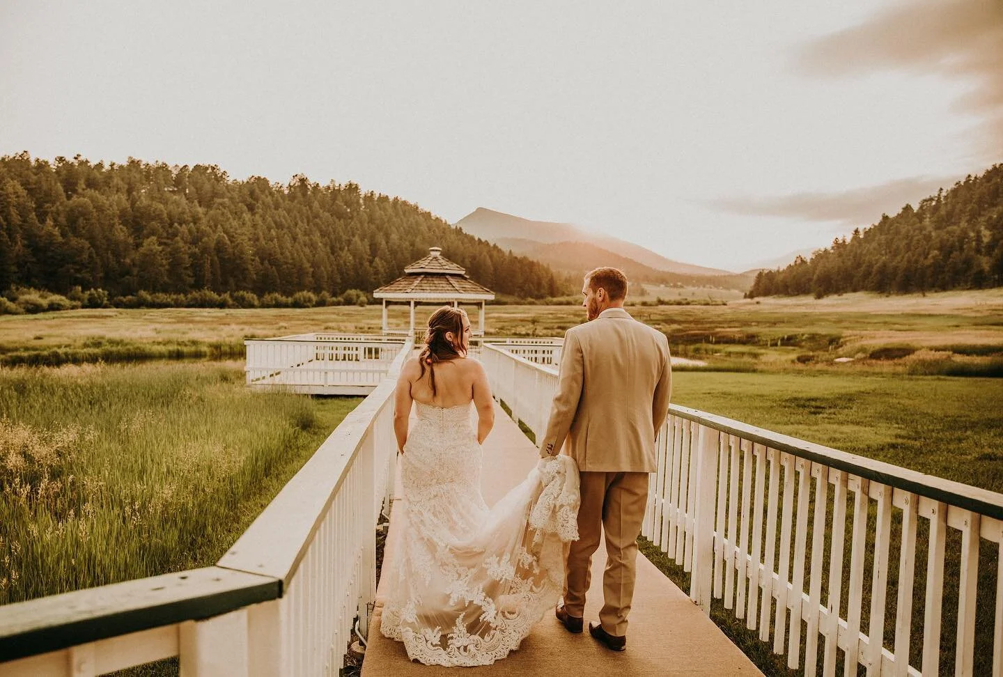 A wedding on a perfect July day with bridals at sunset 😭😩😍 it does NOT get better than this. 
Absolutely breathtaking, both the couple, and the scenery! Just in awe of these two 😍