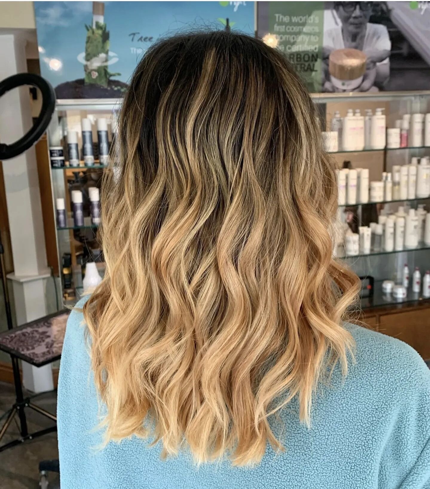 Happy Sunny Monday! 🌞😁

This beautiful Golden Balayage was done by the talented @hairby_maleah, swipe for the before. 

#hairstyling
#hairschool
#balayage #joinusinjuly #fulltimehairdesignprogram #hairtransformation #hairdesign #goldwell #goldwellc