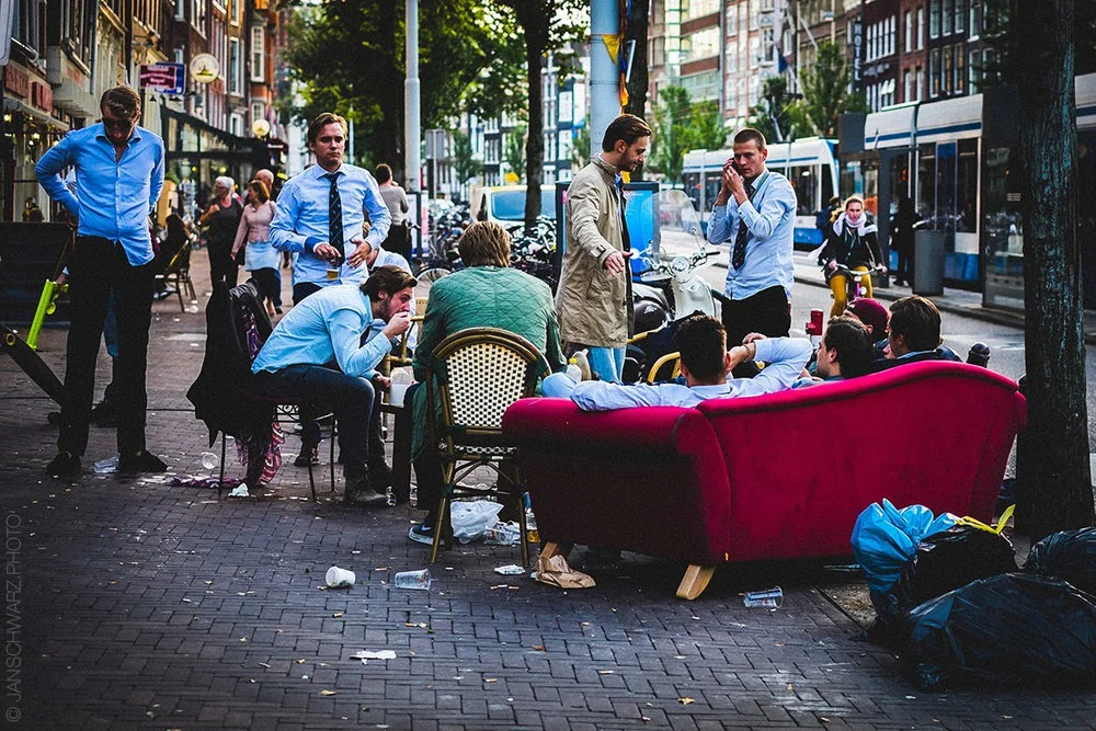 I love how in street scenes like this one, you can see so many people simultaneously minding their own business!&nbsp;It's like telling half a dozen stories at the same time.