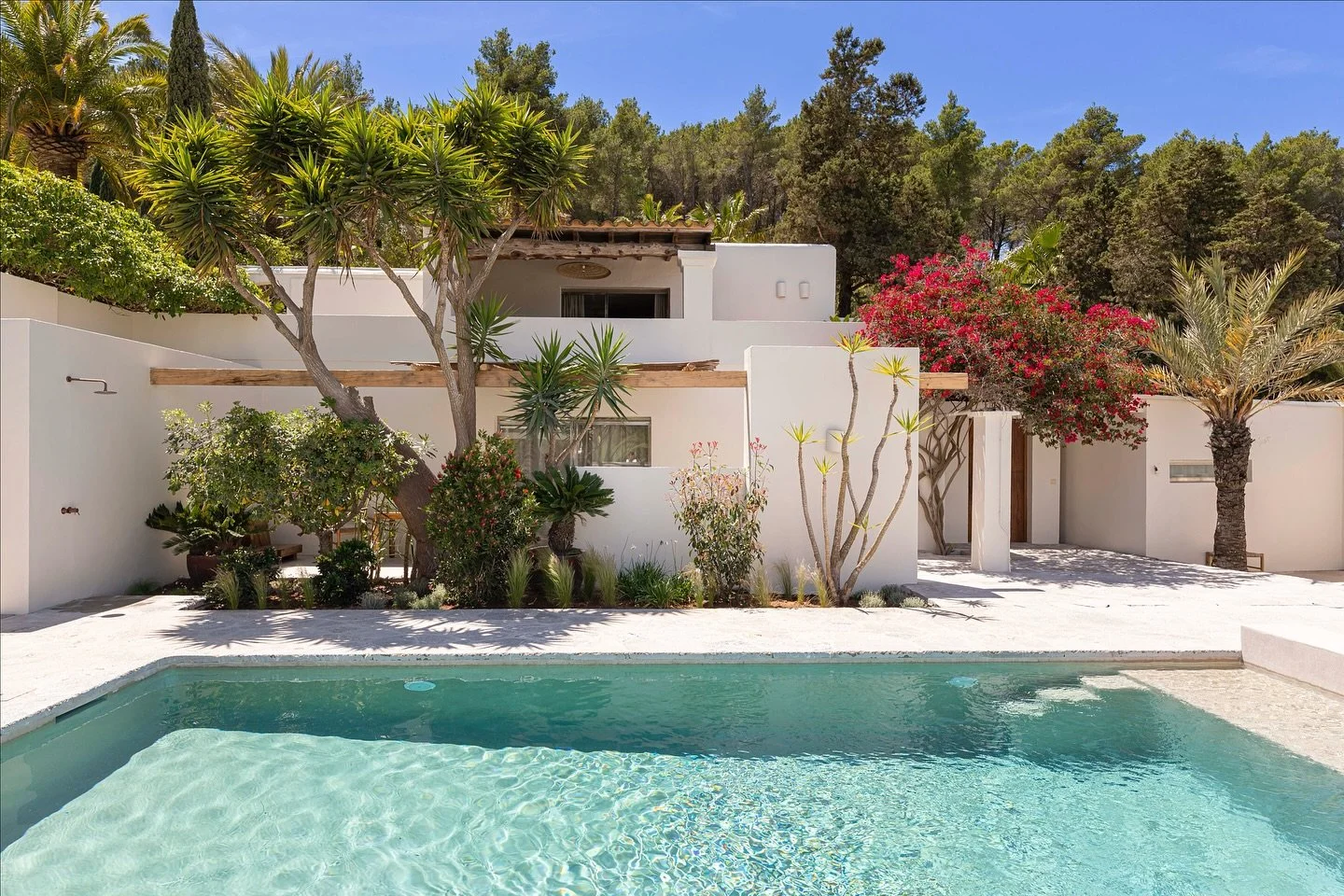 It&rsquo;s official! Save the date 🌿
Our next retreat &ldquo;Las Ondas del Alma&rdquo; is happening in beautiful Ibiza, 6-9 November.
4 days of yoga &amp; conscious movement, healing practices &amp; rituals, creative workshops, in a magical setting 