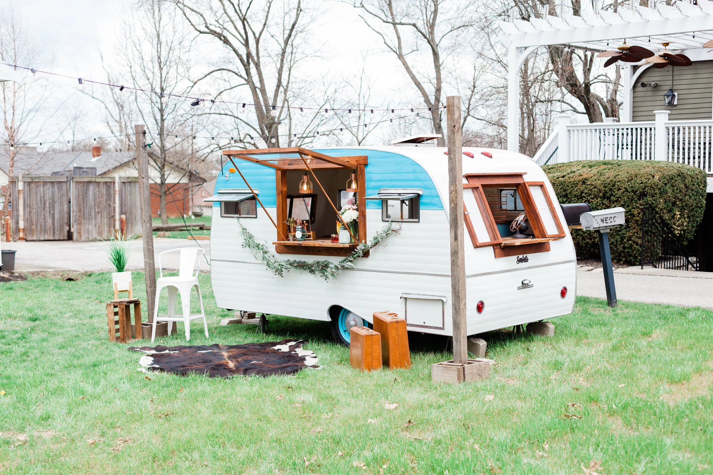 Are you fan-girling over May Bell’s Mobile Bar like we are?! Shout out to Jen K Photography for capturing this beautiful photo! Let’s feature this cool outdoor bar at your next corporate event !
