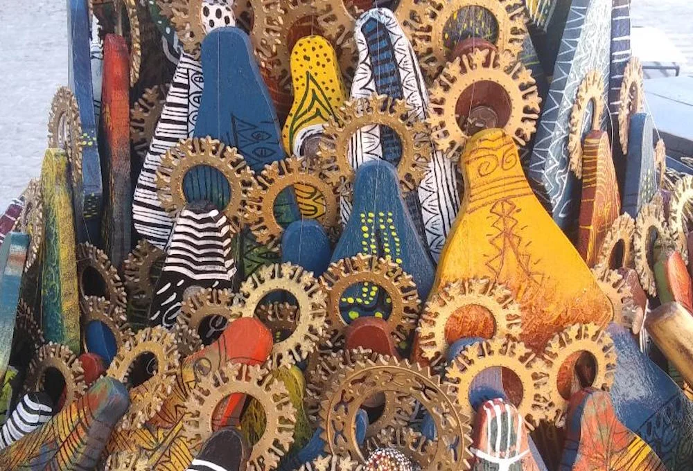 A close-up detail of Adrián Sancho’s sculpture, sited in the plaza outside the former Palacio de Justicia, the headquarters for “Rios intermitentes” Photo: Cuban Art News