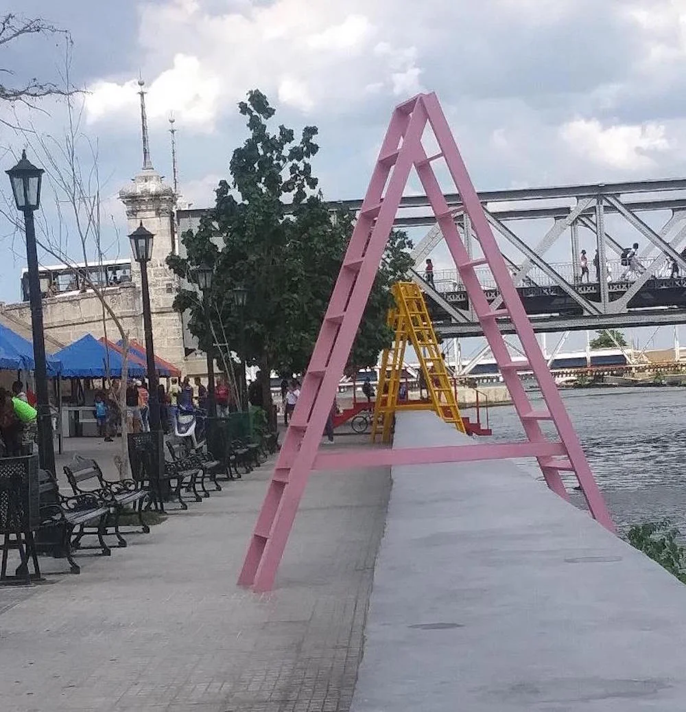 Some of the ladders to the riverbank in “Contrahuella,” the urban intervention by architects Rubier Bernabeu and Wendy Pérez Photo: Cuban Art News