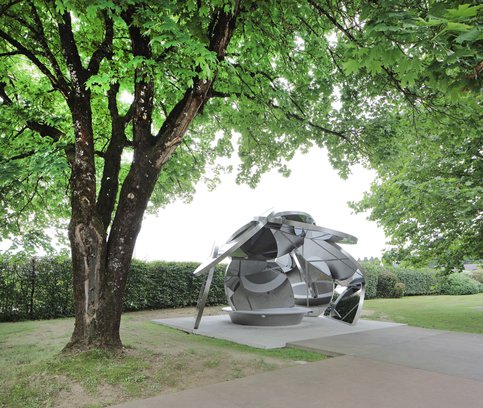  Eva Schlegel,  Cloud Space , 2018, laminated safety glass mirror and tempered glass compound, stainless steel, 19.6 x 19.6 x 12.5 feet (600 x 600 x 380 cm), edition of 3, installation view at Museum Liaunig, Neuhaus, Austria 