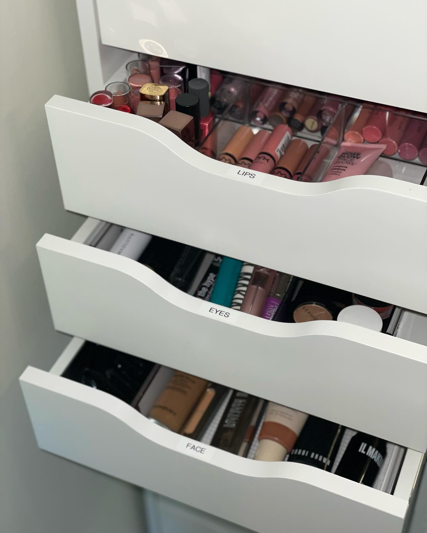 Need extra storage space for cosmetics and beauty products that don&rsquo;t break the bank? We love @ikeausa Alex Drawers and drawer organizers! Don&rsquo;t forget the label maker! 😍💄💋

#bathroomorganization #organizedhome #organizedliving #bathro