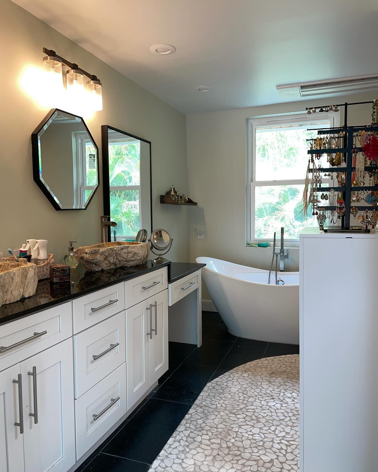 Bathroom move-in for this client&rsquo;s unique home! Every room is a different element and even has a koi pond in one hallway! 🌱🌬️🔥💧😍

#moveinday #professionalorganizer #organizedliving #bathroomorganization #organizedbathroom #fourthelement #e