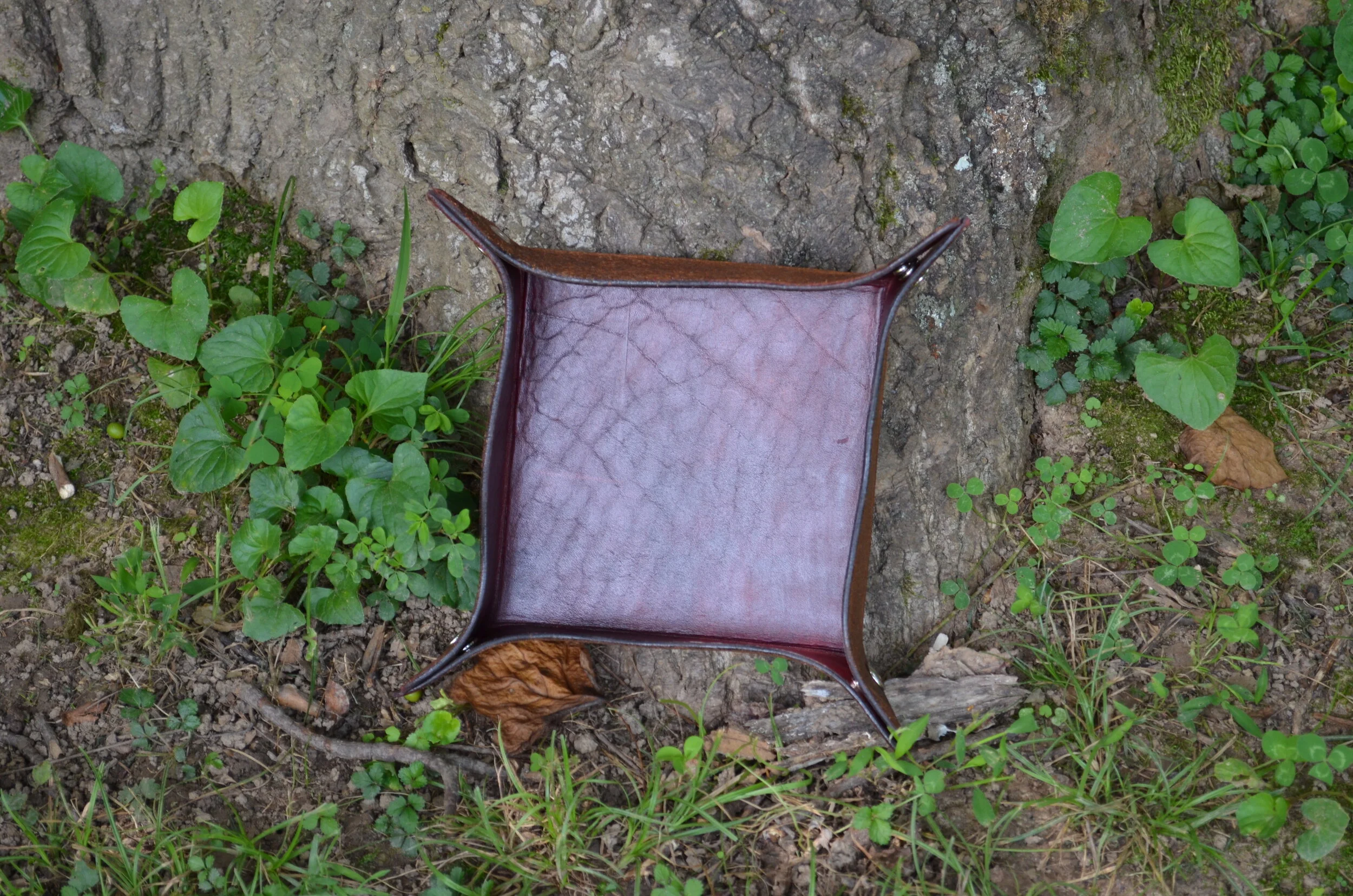 One of my standard dice trays in a wonderful rich oxblood red. Handmade from heavy vegtable tanned leather, dyed, tooled and finished.