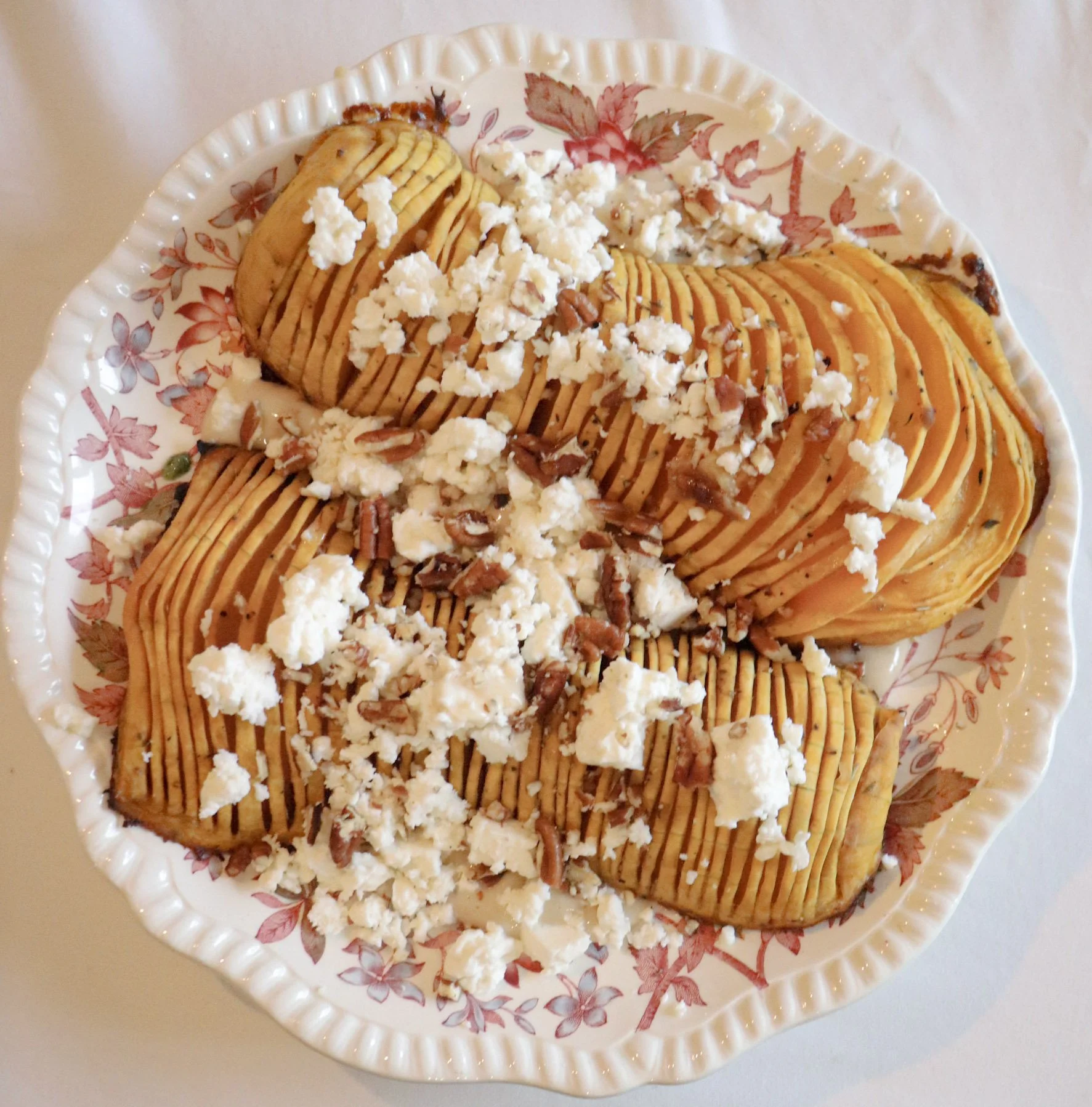 Courge butternut hasselback automnale aux noix, ail rôti et feta