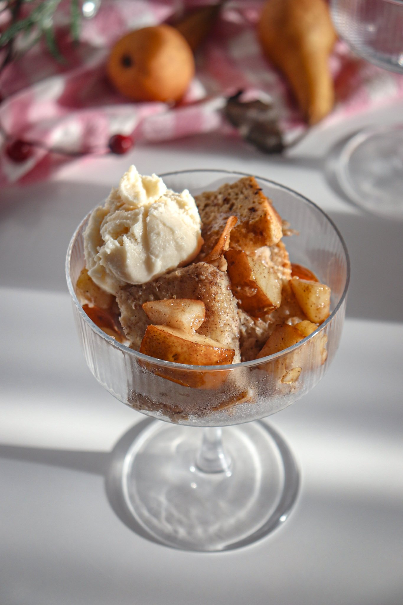 Coupe de pain doré chai, poires caramélisées et vanille (parfait pour un brunch)
