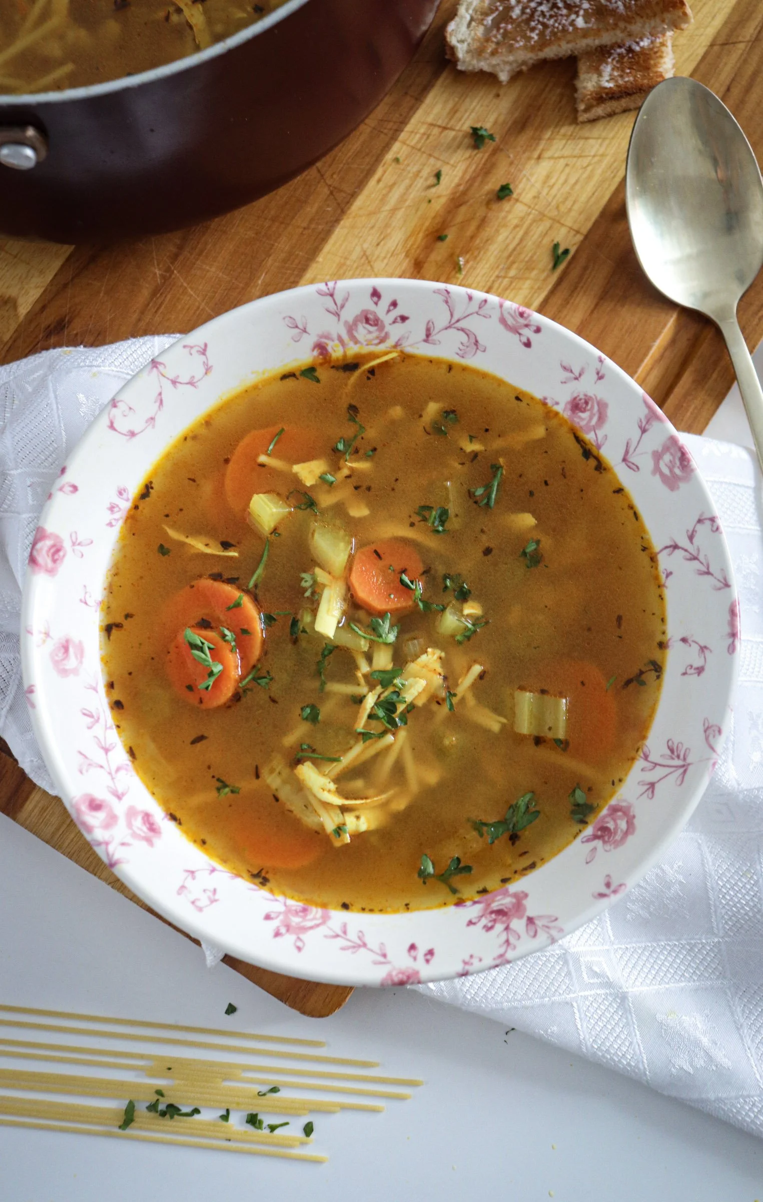 Soupe « poulet » et nouilles végane au tofu