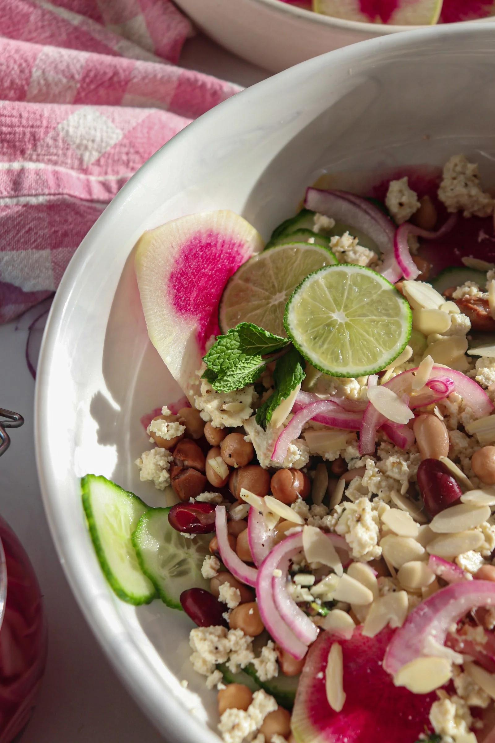 Salade protéinée de radis melon d’eau, légumineuses et menthe