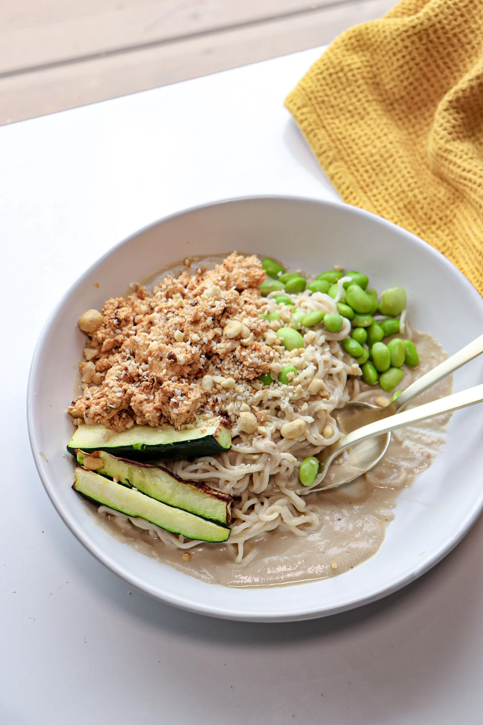 Ramen végane ultra crémeux avec tofu sauté à la sriracha