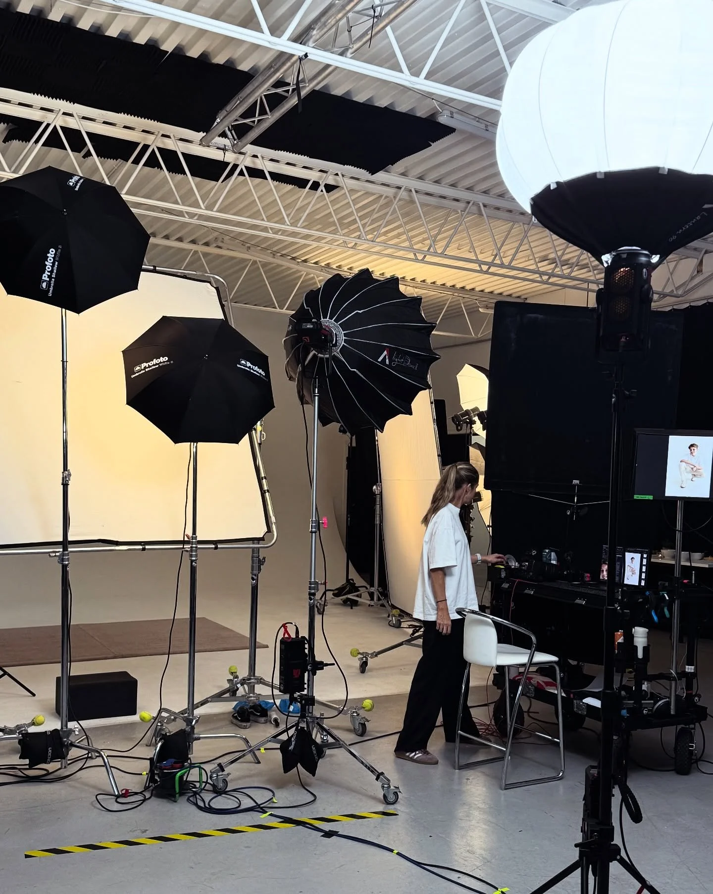 Always great to work with the studio lights ⚡️BTS from the shoot by 📸 @renatetorseth / @pudderagency for @cubusofficial 

Location: @zone5studios_oslo

#1stassist #photoassistOslo #lysmester #digitech #DigitalTechician #DigitechOslo