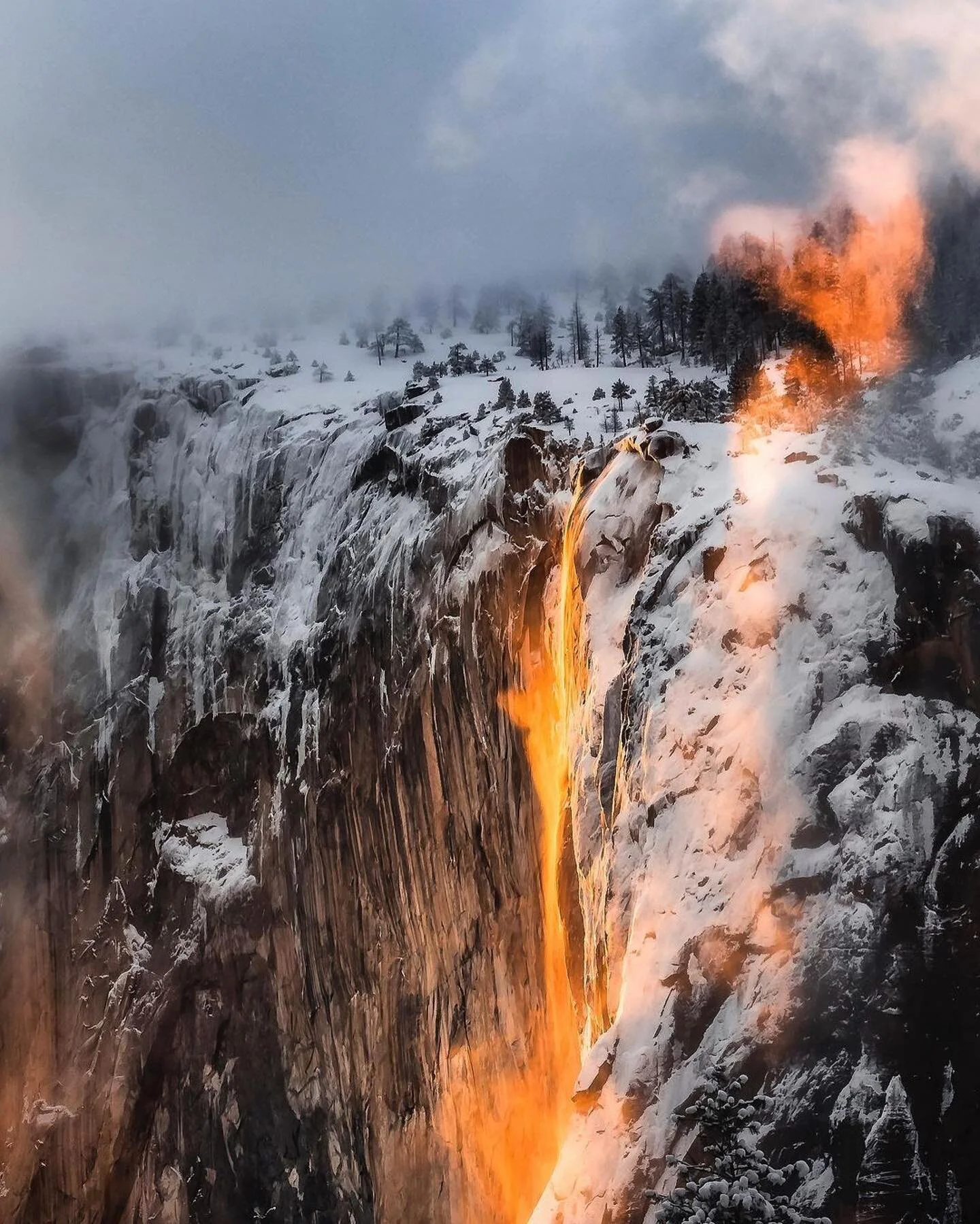 What&rsquo;s more Valentine&rsquo;s Day than firefall giving you an orange heart 🧡?
____________________________
One of the greatest phenomenons I ever got to witness, and this is my favorite from that day.
For prints click the link in my bio
______