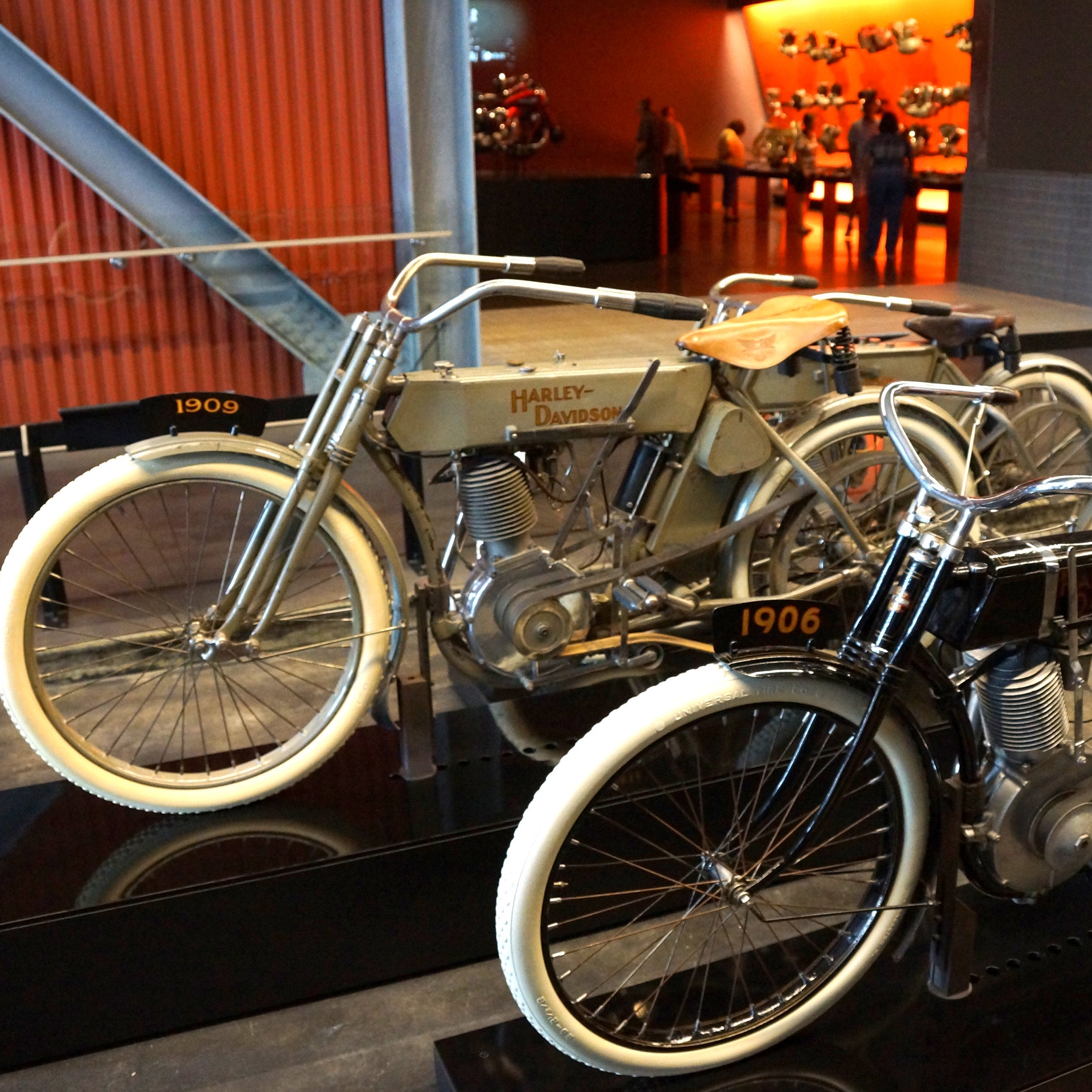 Dos motocicletas antiguas de principios del siglo XX en el Harley-Davidson Museum