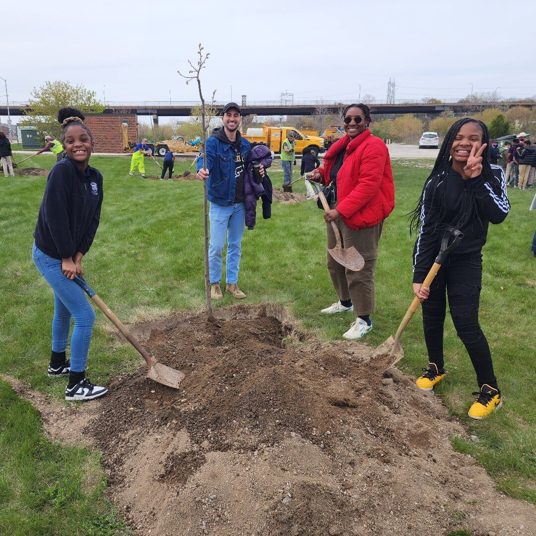 With the help of the @cityofmilwaukee Forestry Services, 30 fifth-grade students from @messmercatholicschools planted 15 trees in the Valley on #arborday! They also learned about local critters with @refloh20 and how tree plantings help restore their