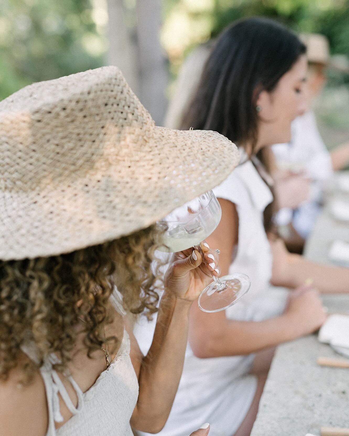 cheers to the weekend, let the sips begin! 

photo: @haley.garces 

#spritz #seasonalcocktails #farmtococktail