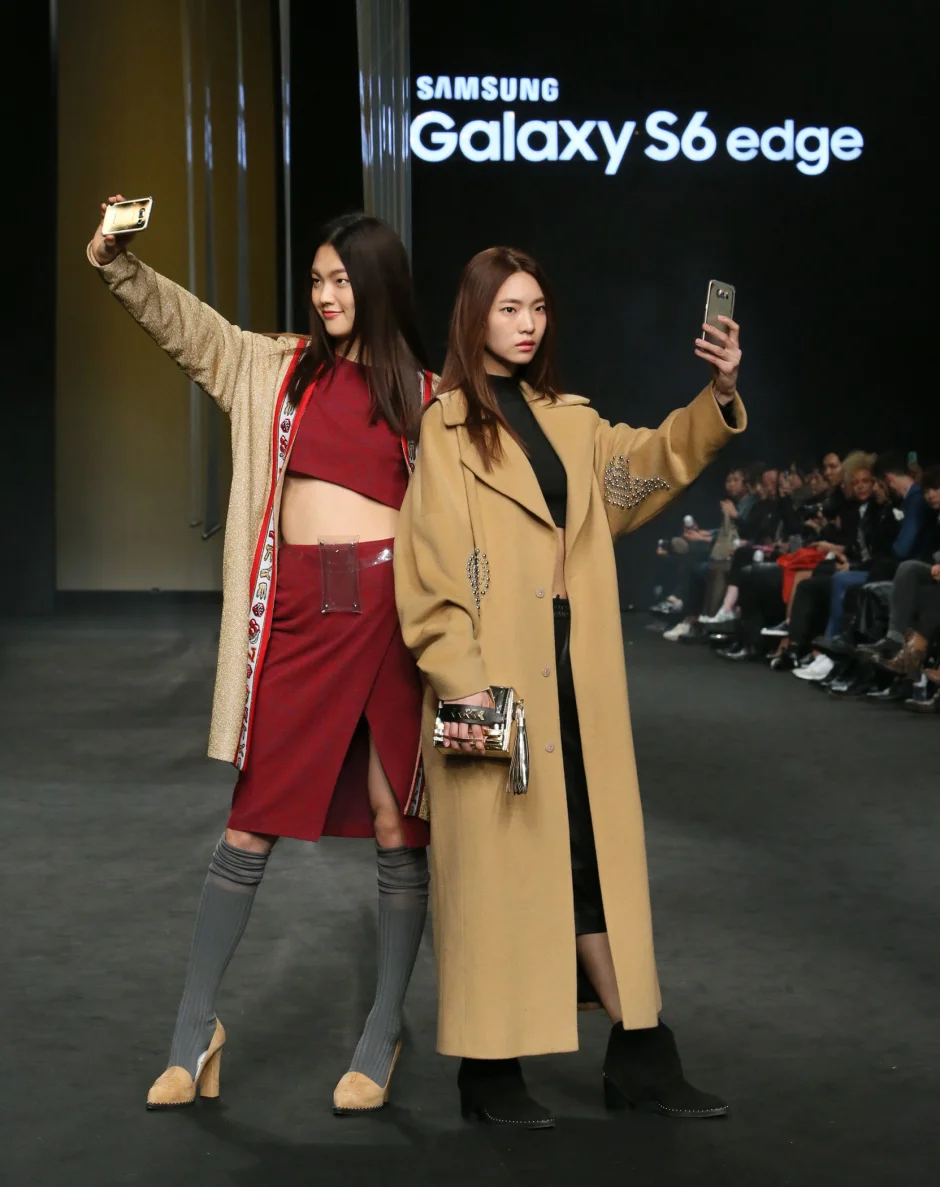When Samsung released the Galaxy S6 phone, they wanted a trendy promotional strategy. We teamed Samsung up with Seoul Fashion Week and produced a fashion show to showcase.