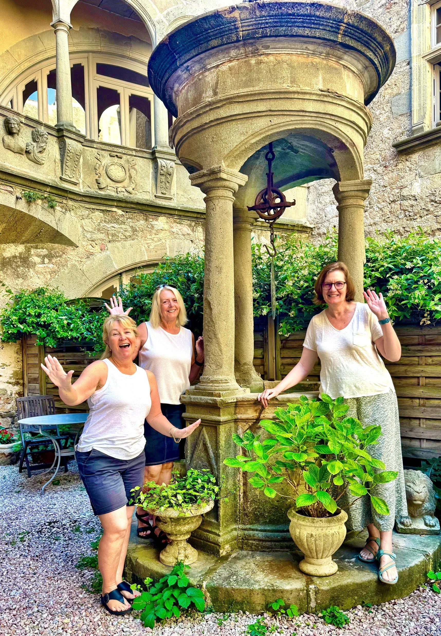 Gals by the well. Caunes.jpg