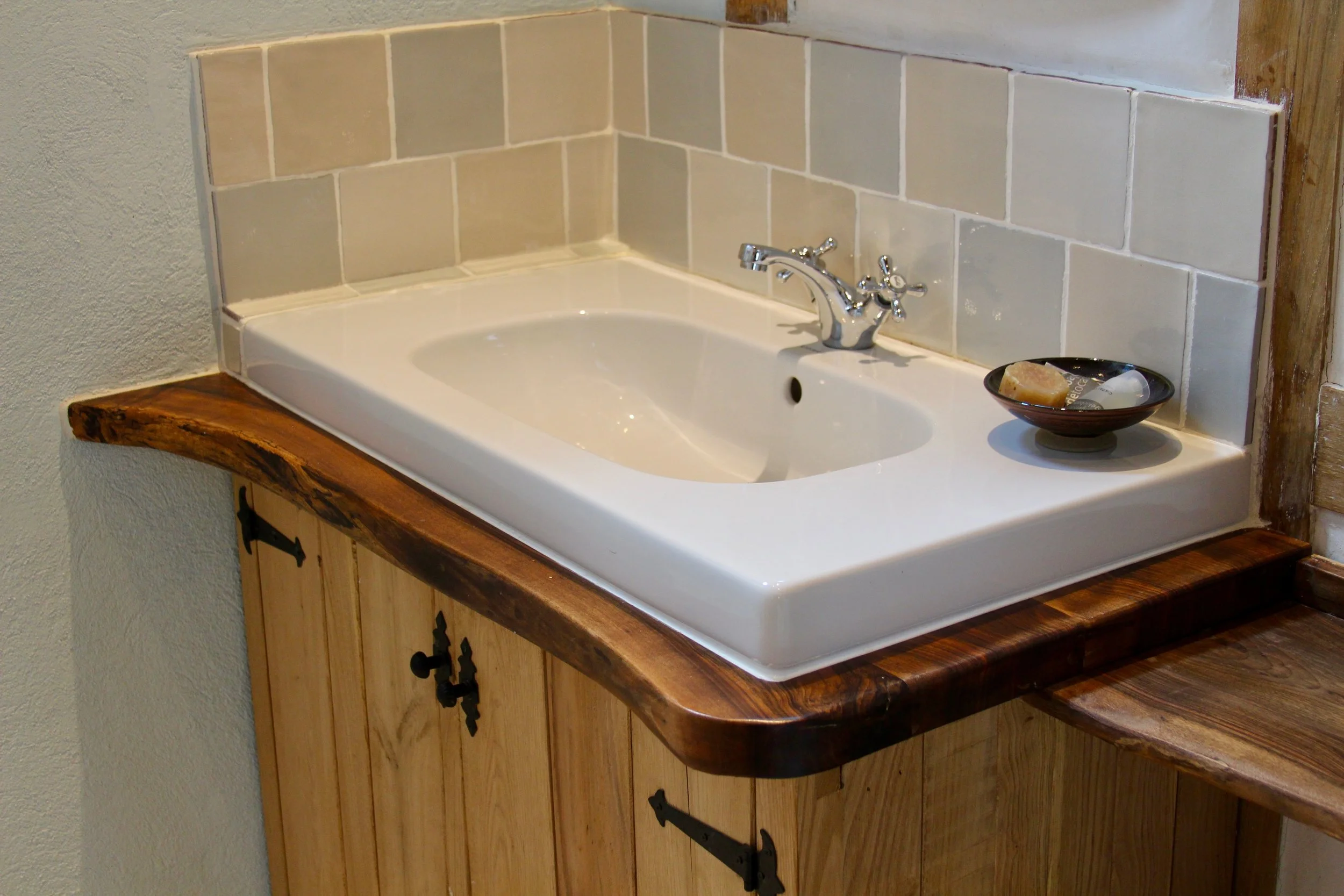 Rustic walnut washbasin surrouns