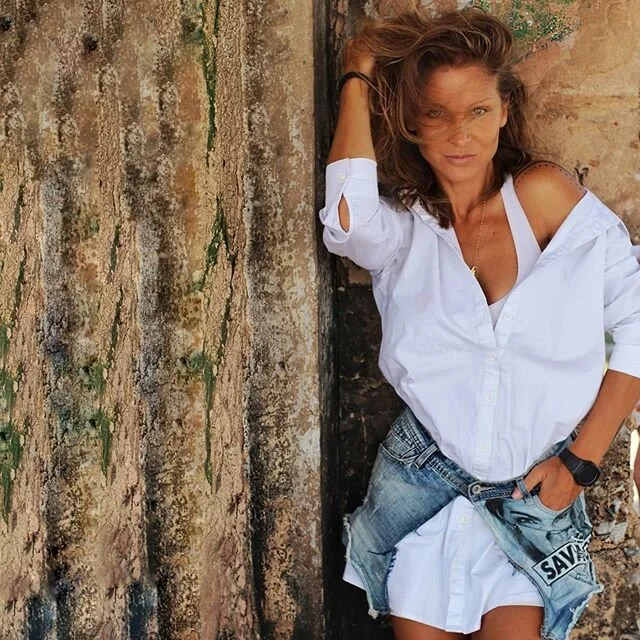 Stay simple ... in a simple day.
ITS TIME TO Prolong the lifecycle of ur cloths !
;Re-designed belt from my old very short denim shorts ...with a new Savage print on...
🌬White shirt - basic essentials - by @al_i_f_e_ 
#sustainablefashion #basicshirt