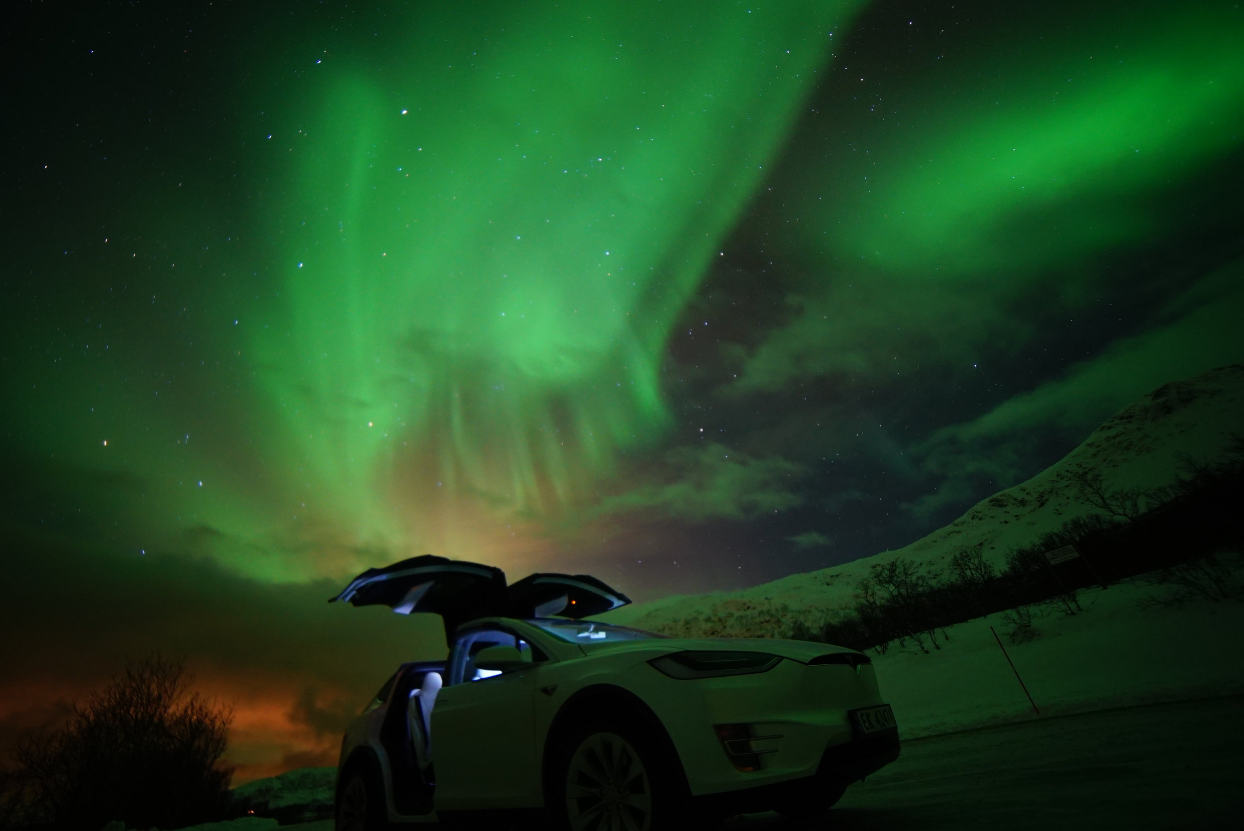 Tesla X Northern Lights 3.jpg