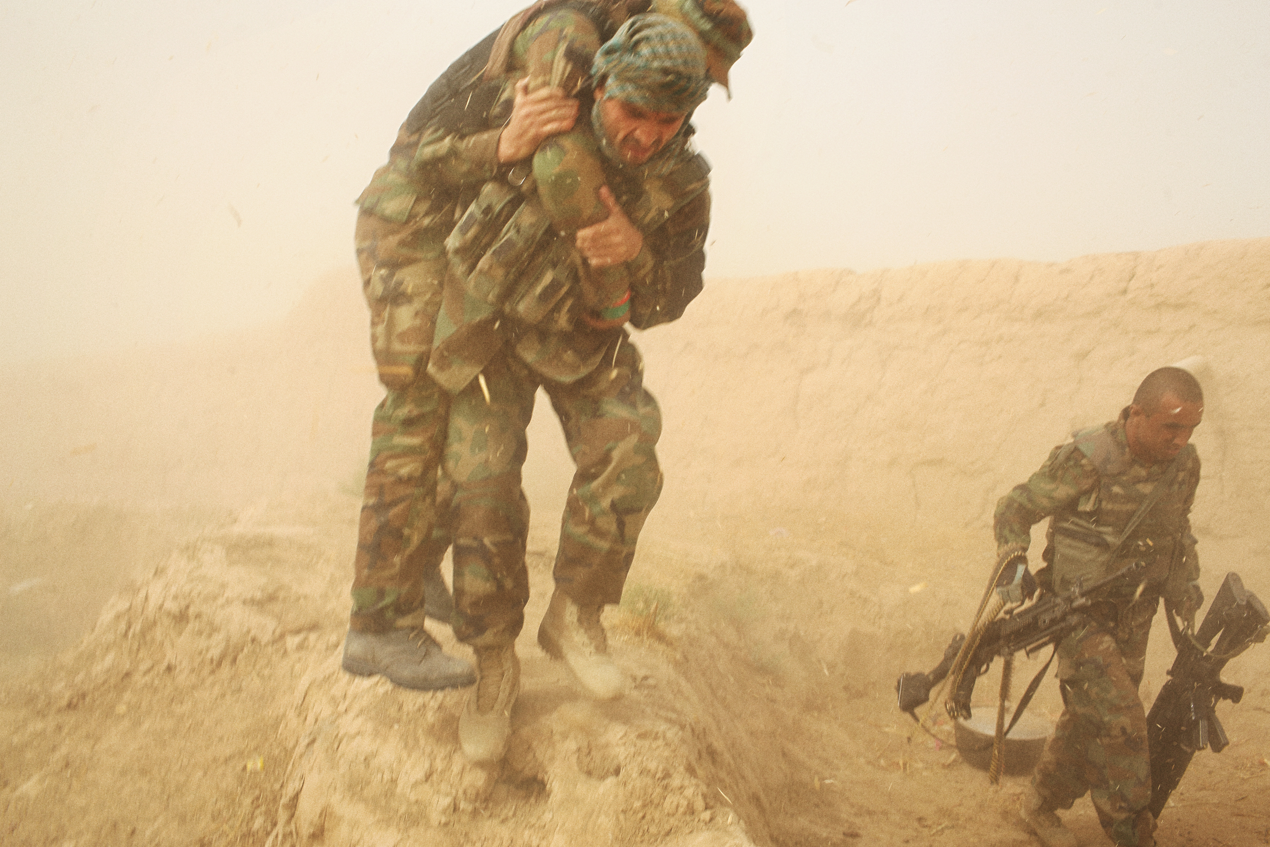 Раненый гора. Американские солдаты в Афганистане 1989. Солдаты Афгана. Раненые солдаты в Афганистане. Русские солдаты в Афганистане.