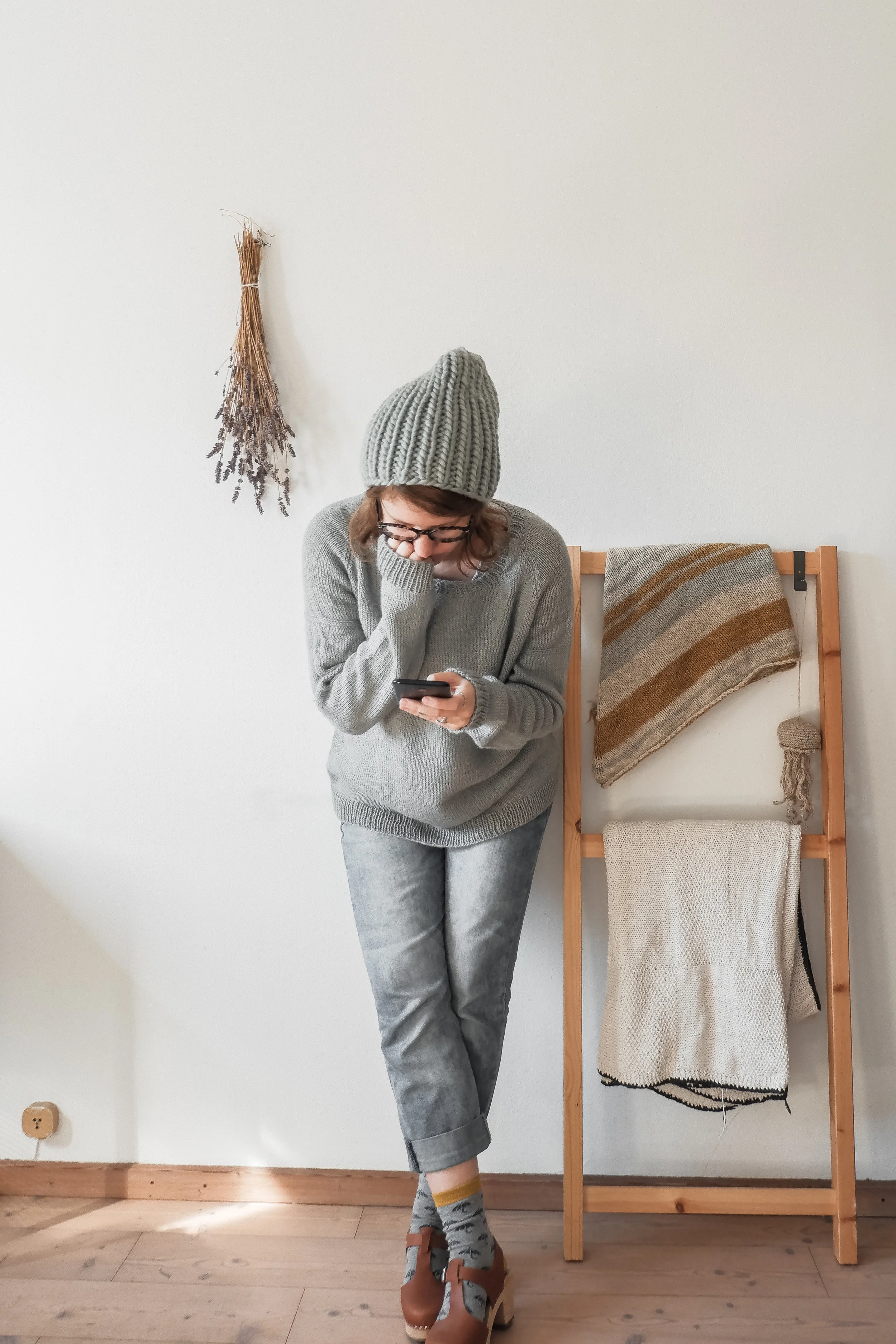 Calmfluencer Sweater_07.jpg
