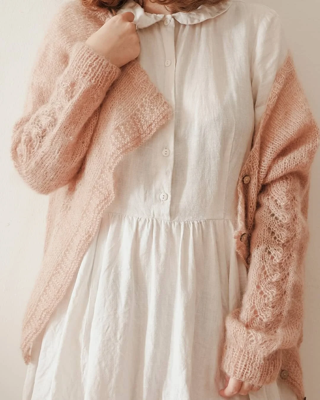 [English below]
Non mi sembra vero che in 2 giorni sia gi&agrave; ottobre, uno dei miei mesi preferiti. Ci saranno alcune novit&agrave;, la prima fra tutte &egrave; il nuovo pattern che uscir&agrave; proprio gioved&igrave; 1 ottobre. Si tratta del cardigan #mountainlakecardigan creato in collaborazione con @colorinaturali . Vi dar&ograve; tutte le informazioni gioved&igrave;, ma intanto vi faccio sognare un po' con questo scatto un po' romantico.
※※※
It doesn't seem true to me that in 2 days it already will be October, one of my favorite months. There will be some news, first of all is the new pattern that will be released on Thursday the 1st of October. This is the #mountainlakecardigan created in collaboration with @colorinaturali . I will give you all the information on Thursday, but in the meantime I make you dream a little with this slightly romantic shot. 
.
.
.
#unpeusauvagedesign 
#cardiganpattern 
#calmfluencerstyle