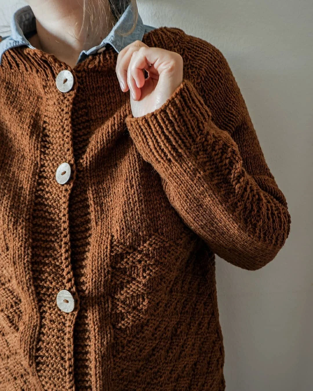 [English below]
Ogni volta che indosso o faccio un Autumn Light Cardigan nel colore caramel, mi sembra di vedere l'autunno tutto raccolto in un maglione.
Quando ho finito questo ordine ho voluto fare qualche scatto ai nuovi dettagli: i bottoni in cocco, l'etichetta in sughero ed il bordo all'uncinetto. Purtroppo la scarsa luce non ha fatto giustizia a questi dettagli, ma pazienza, sar&agrave; per la prossima volta :)
Vi ricordo che potete preordinare questo cardigan ( e altri) e che al momento il tempo di attesa &egrave; di 3-4 settimane. 
※※※
Whenever I wear or make an Autumn Light Cardigan in the caramel color, I seem to see autumn all gathered in a sweater. When I finished this order I wanted to take a few shots of the new details: the coconut buttons, the cork label and the crochet border. Unfortunately the low light did not do these details justice, but never mind, it will be for next time :) I remind you that you can pre-order this cardigan (and others) and that at the moment the waiting time is 3-4 weeks.
.
.
.
#autumnlightcardigan 
#unpeusauvagedesign 
#calmfluencerstyle