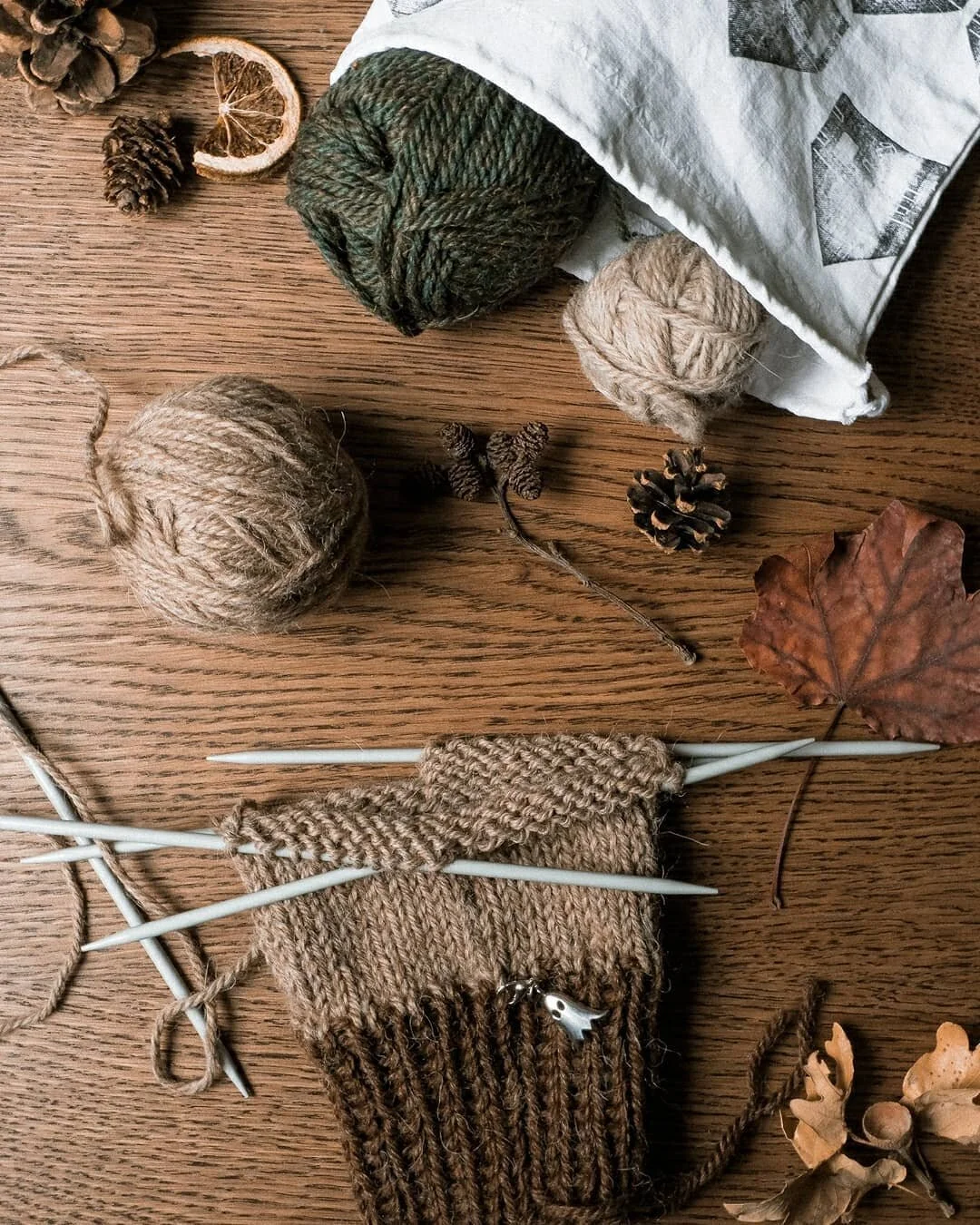 [English below]
&Egrave; solo un giorno che &egrave; autunno, il cielo grigio e piove, ma io sono gi&agrave; in pieno clima autunnale. L'agenda ha voci come cardigan morbido, fare foto per il prossimo shop update, rifinire il prossimo pattern in uscita, iniziare a lavorare al progetto con la lana islandese e cos&igrave; via. Intanto ho iniziato ad avere come sottofondo i video di @rachel_maksy e @bernadettebanner e sono una vera coccola e piene di spinte creative!
※※※
It's only been 1 autumn day, the sky is gray and it's raining, but I'm already in full autumn weather mood. The agenda has items like soft cardigan, taking photos for the next shop update, finishing the next upcoming pattern, starting to work on the project with Icelandic wool and so on. In the meantime, I started having the videos of @rachel_maksy and @bernadettebanner as background and they are a real cuddle and full of creative energy!
.
.
.
#calmfluencer 
#inspiredbynature 
#knittingforautumn