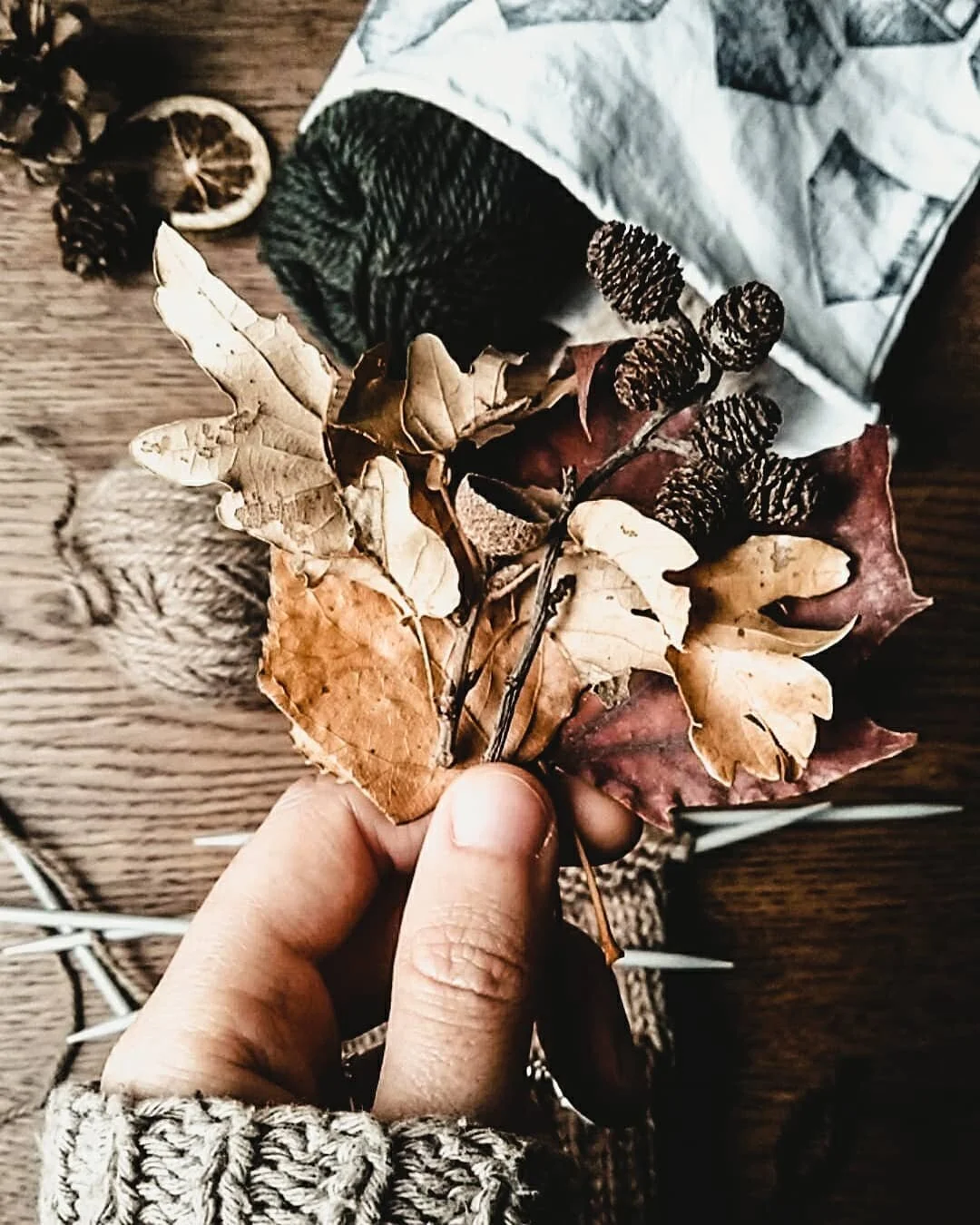 [English below]
Dettagli di autunno. Foglie, ghiande, calze in lavorazione. Domani esce il nuovo pattern e io sono gi&agrave; in ansia, spero vi piaccia. 
Questa mattina mi regalo una camminata tra commissioni da fare in giro per la citt&agrave; e poi a casa a preparare le ultime cose per domani.
※※※
Autumn details. Leaves, acorns, socks in process. Tomorrow the new pattern comes out and I'm already anxious, I hope you like it. This morning I gift myself a walk between errands to do around the city and then home to prepare the last things for tomorrow.
.
.
.
#calmfluencer 
#quietshadesofbrown 
#smallpleasurespretaporter