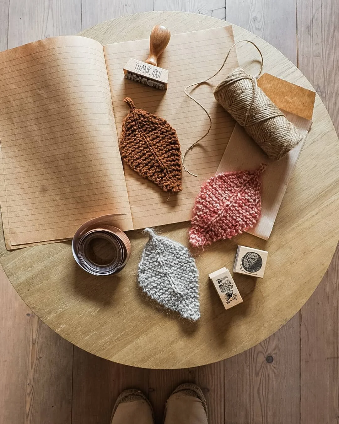 [English below]
Ho finito ieri sera verso le 22 di editare foto, scrivere materiali e prendere misure, ma ce l'ho fatta, le nuove spille foglia sono online e anche i set di sotto bicchieri foglia (fatti con un filato in plastica riciclata!).
La mia passione &egrave; fare maglioni e calzettoni, ma queste foglie rappresentano tutto l'amore che ho per l'autunno e mi piace ogni anno cambiare un po' la loro versione. Quest'anno ho scelto colori molto autunnali (ma trovate anche 2 proposte pi&ugrave; minimal), le trovate in vendita singole o proposte come tris. Spero vi piacciono tanto quanto piacciono a me :) 
※※※
 I finished editing photos, writing materials and taking measurements last night around 10pm, but I did it, the new leaf pins are online and also the sets of leaf coasters (made with a recycled plastic yarn!). My passion is making sweaters and socks, but these leaves represent all the love I have for autumn and I like to change their version a bit every year. This year I chose very autumnal colors (but you can also find 2 more minimal options), you can find them for sale individually or as trio. I hope you like them as much as I do :)
.
.
.
#unpeusauvage 
#inspiredbynature 
#calmfluencerstyle