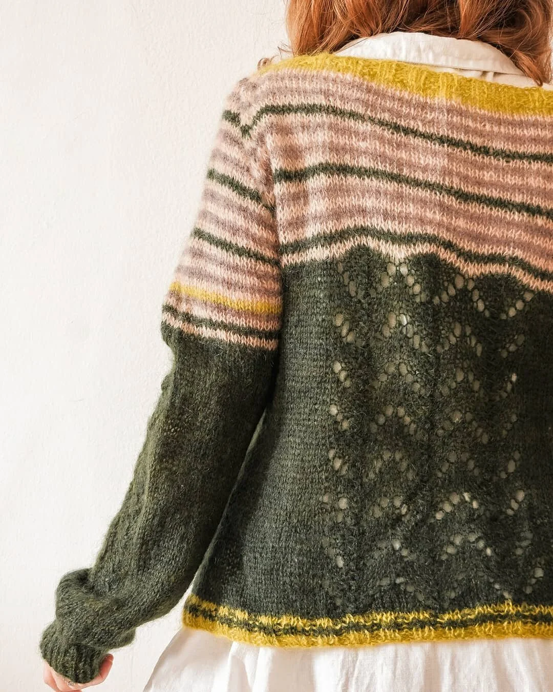 [English below]
&Egrave; ottobre e il mese inizia con il nuovo pattern!!!
#mountainlakecardigan &egrave; un cardigan top down ispirato a uno dei miei posti preferiti: il lago di montagna. Puoi scegliere di farlo usando solo un colore o usando 4 colori diversi. 
Questo cardigan &egrave; fatto in collaborazione con @colorinaturali e usa il filato tinto a mano isadora e potete trovare il kit per realizzarlo nel suo shop. Il pattern, invece, &egrave; disponibile in italiano e in inglese sul mio shop.
Pi&ugrave; tardi vi metto tutte le informazioni e link nelle stories e far&ograve; un highlight dedicato. Intanto vi dico che il pattern &egrave; in offerta al 20% dino a Dominica 4 ottobre (non avete bisogno di codice e lo sconto &egrave; attivo sul mio shop e su Ravelry).
Lavoro a questo pattern da qualche mese e spero davvero vi piaccia. Grazie a chi ha fatto da testknitters, ma sopratutto grazie a Maria di @colorinaturali per avermi fatto provare questa meraviglia di lana.
※※※
It's October and the month starts with the new pattern !!! #mountainlakecardigan is a top down cardigan inspired by one of my favorite places: the mountain lake. You can choose to do this using just one color or using 4 different ones. This cardigan is made in collaboration with @colorinaturali and uses isadora hand-dyed yarn and you can find the kit to make it in their shop. The pattern, on the other hand, is available in Italian and English on my shop. Later I will put all the information and links in the stories and I will make a dedicated highlight. Meanwhile, I tell you that the pattern is on offer with 20% off until sundsy 4th of October (you do not need a code and the discount is active on my shop and on Ravelry). I've been working on this pattern for a few months now and I really hope you like it. Thanks to those who worked as testknitters, but above all thanks to Maria from @colorinaturali for letting me try this marvel of wool.
.
.
.
#cardiganpattern 
#handyedyarn 
#unpeusauvagedesign