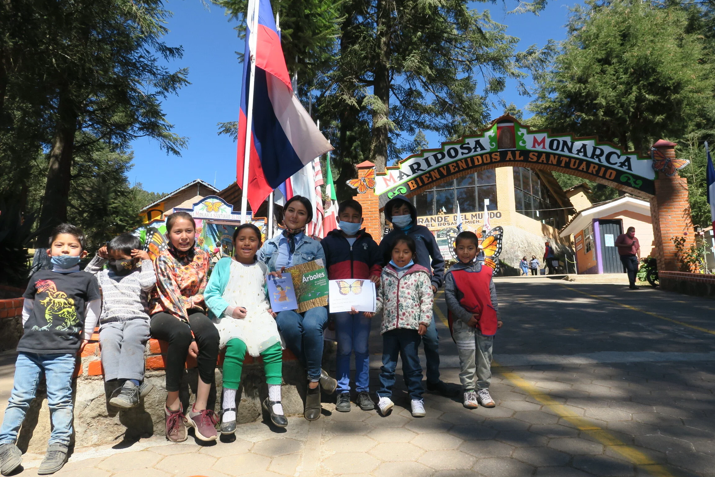 Ambassador Monarchs landing  at "El Rosario" Sanctuary!