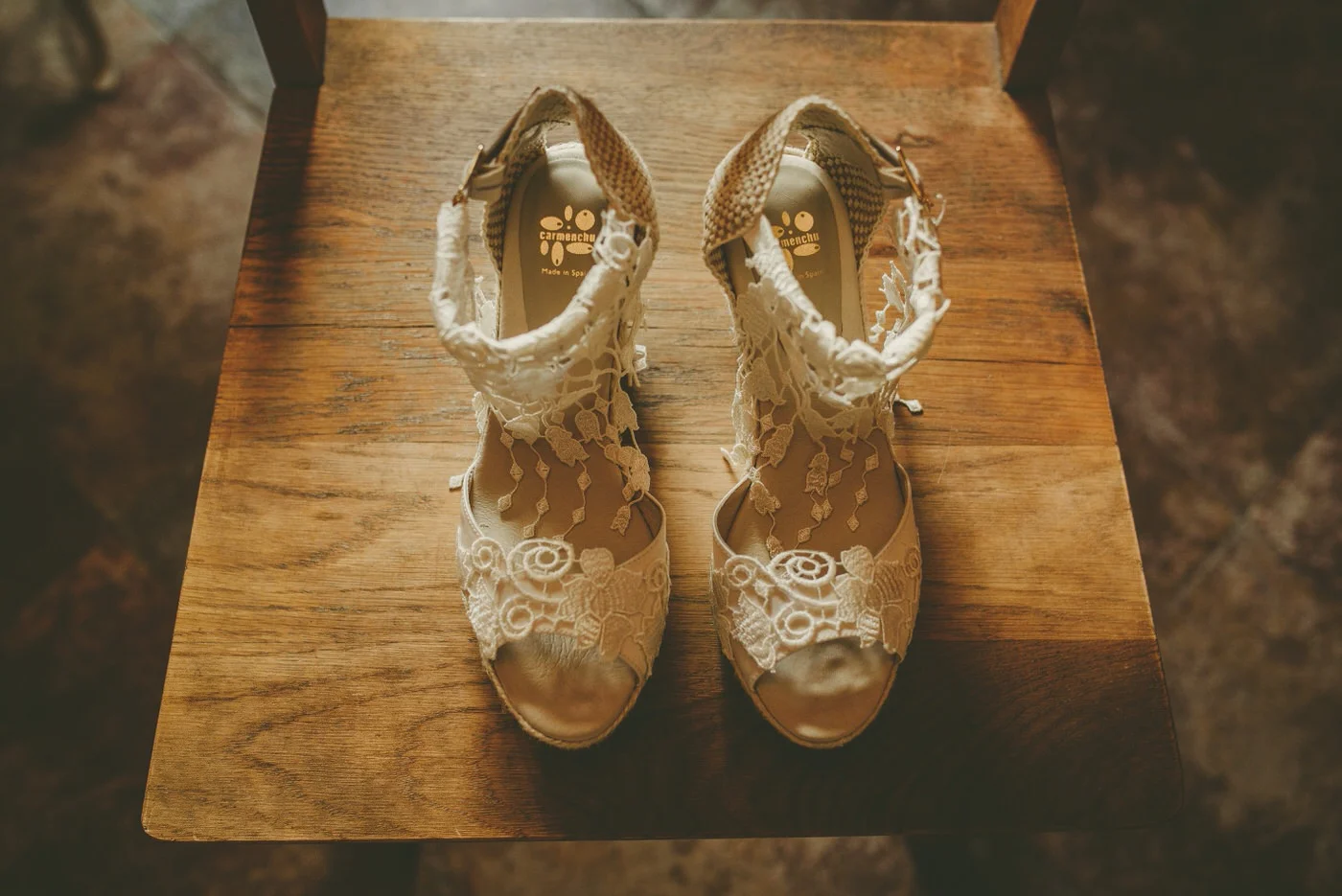 4. LLÉVATE OTRO CALZADO No dejes que un dolor de pies fastidie tu boda. Llévate otro calzado cómodo para que en la fiesta puedas descansar y bailar cómodamente. Así podrás disfrutar hasta el último minuto sin que esos zapatos tan bonitos que te has comprado acaben por destrozar tus pies. Otra opción seria escoger unos zapatos bonitos pero cómodos a la vez. Ahora se llevan zapatos con menos tacón o sin tacón y son igual de elegantes.