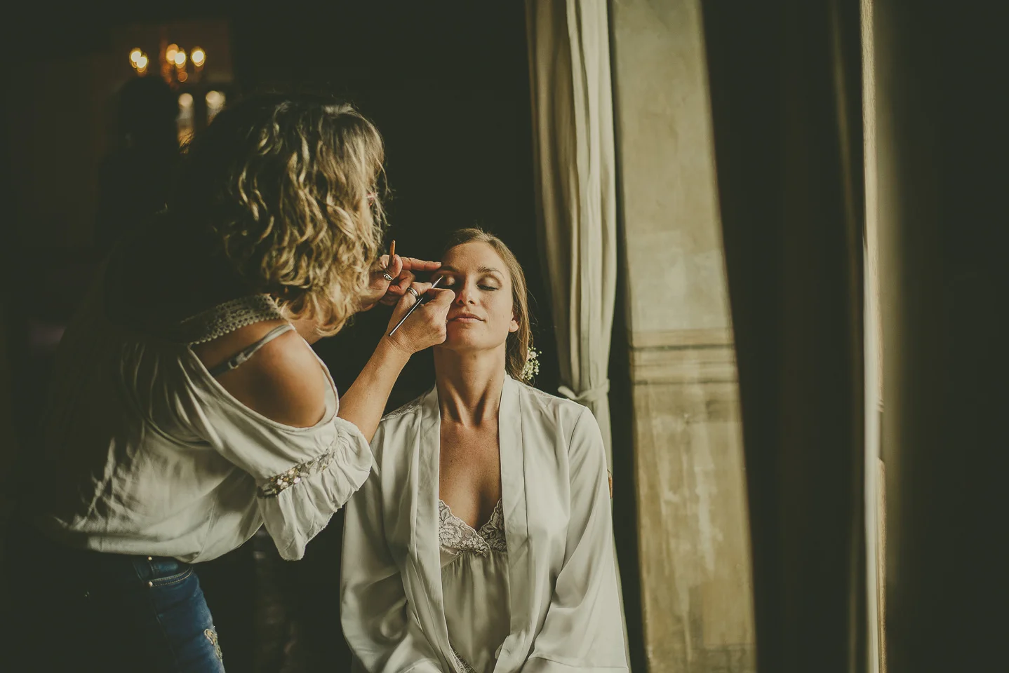 5. BUSCA UNA BUENA MAQUILLADORA Una de las cosas muy importantes es el maquillaje. Busca una buena profesional ya que a parte de saber resaltar tu belleza natural también usará buenos productos que son tan importantes para que el día de la boda no parezcas un “mapache” de tantas lágrimas que van a brotar. Sobre todo hazte una prueba de maquillaje, aunque una buena profesional siempre lo hará.
