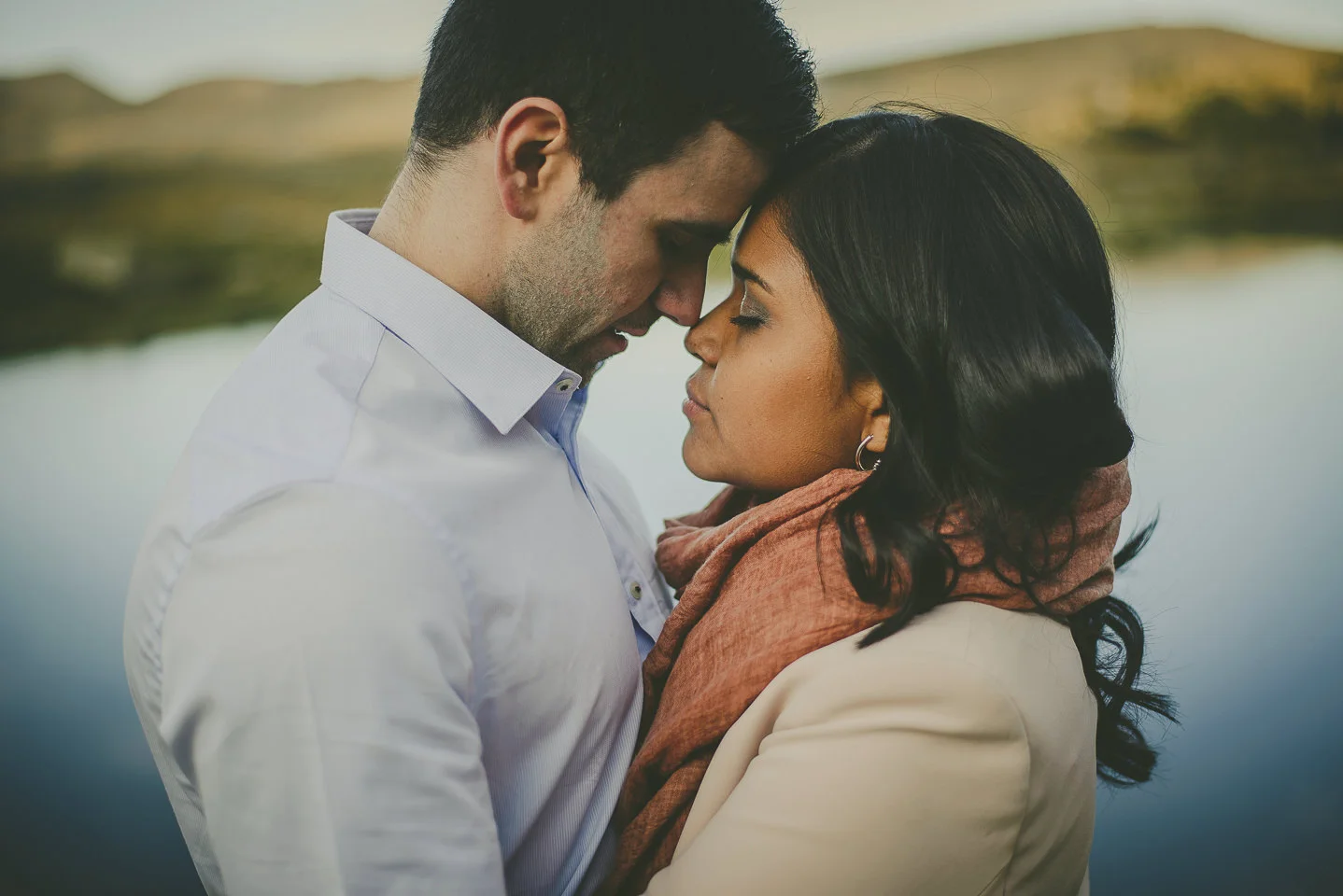 9. HAZ UNA SESIÓN PREBODA La preboda es un reportaje de fotos anterior a la boda que se realiza como mínimo un mes o varios meses antes. Puedes utilizar también las fotos para realizar la invitación de la boda. Se aconseja la preboda porque es una forma de conocer al fotógrafo y que él os conozca. El día de la boda estaréis más relajados y podréis disfrutar a tope ya que el fotógrafo no os será un desconocido. Cuanto menos pienses que hay alguien realizando fotos, más naturales serán. Y eso es lo mejor de todo porque se captan momentos más especiales y lo más importante, no estarás pendiente de quién está haciendo las fotos, estarás pendiente de tu pareja, amigos, familiares y de ti. Luego será un recuerdo genial que te encantará. De captar la boda ya se ocupará el fotógrafo. ¡Vosotros a disfrutar!