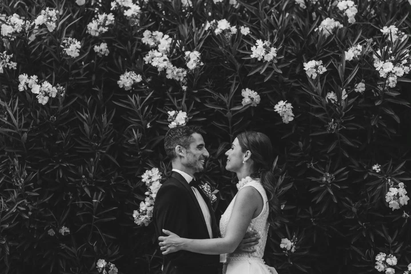 ✨ Este a&ntilde;o tuve la suerte de acompa&ntilde;ar a esta pareja en Masia Farr&eacute;, y qu&eacute; boda tan emotiva fue&hellip; 🥰

Estar presente desde el principio es un regalo: puedo ver esos nervios antes de la ceremonia, las risas nerviosas,