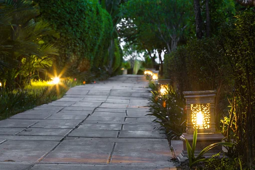 ceramic-ware-lamp-street-in-the-garden-walkway-at-twilight-picture-id863273130.jpeg