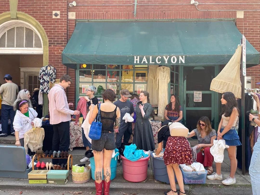 Save the dates! Our Spring Vintage Rummage Sale will be April 27th &amp; 28th. Don't miss it!
🌷🌷🌷🌷🌷🌷
〰️ Please share with a friend 〰️

📸 @morganmarlene 🙏

#shoprva #rvavintage #vintagerva #vintageyardsale #halcyonrummagesale #halcyonvintageru